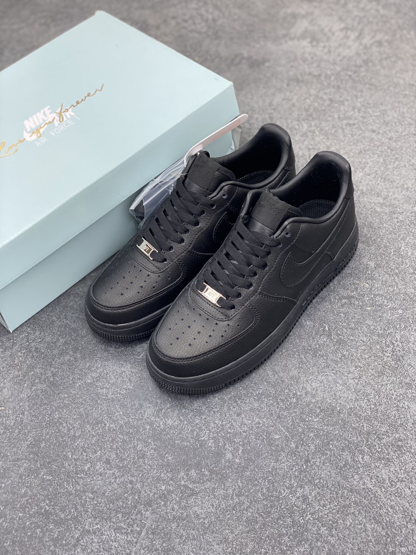 图片[8]-Nike Air Force 1 07 low空军一号 全黑荔枝纹 板鞋 原楦头原纸板 打造纯正空军版型#专注外贸渠道 全掌内置蜂窝气垫 #原盒配件 原厂中底钢印、拉帮完美 货号：CZ8065-001 尺码：36 36.5 37.5 38 38.5 39 40 40.5 41 42 42.5 43 44 44.5 45-选品中心