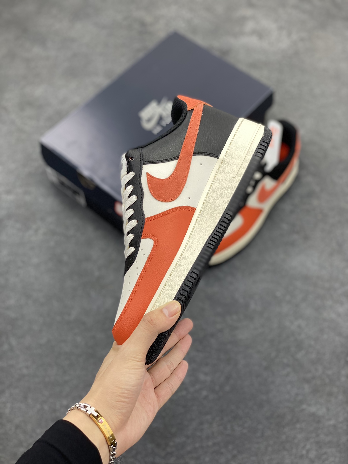 图片[3]-Nike Air Force 1 07 low空军一号 白黑红 板鞋 原楦头原纸板 打造纯正空军版型#专注外贸渠道 全掌内置蜂窝气垫 #原盒配件 原厂中底钢印、拉帮完美 货号：HQ4987-010 尺码：36 36.5 37.5 38 38.5 39 40 40.5 41 42 42.5 43 44 44.5 45-选品中心
