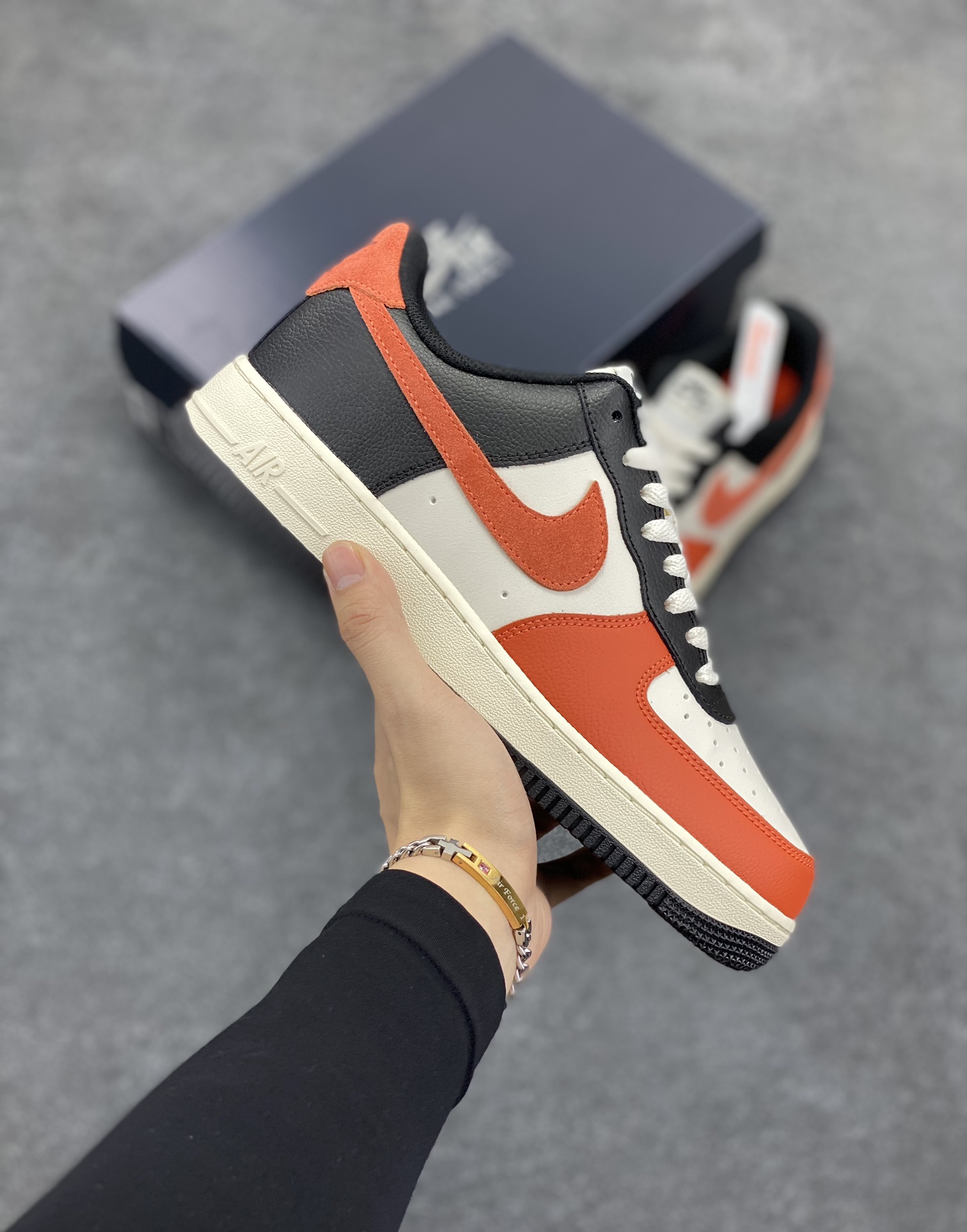 Nike Air Force 1 07 low空军一号 白黑红 板鞋 原楦头原纸板 打造纯正空军版型#专注外贸渠道 全掌内置蜂窝气垫 #原盒配件 原厂中底钢印、拉帮完美 货号：HQ4987-010 尺码：36 36.5 37.5 38 38.5 39 40 40.5 41 42 42.5 43 44 44.5 45-选品中心