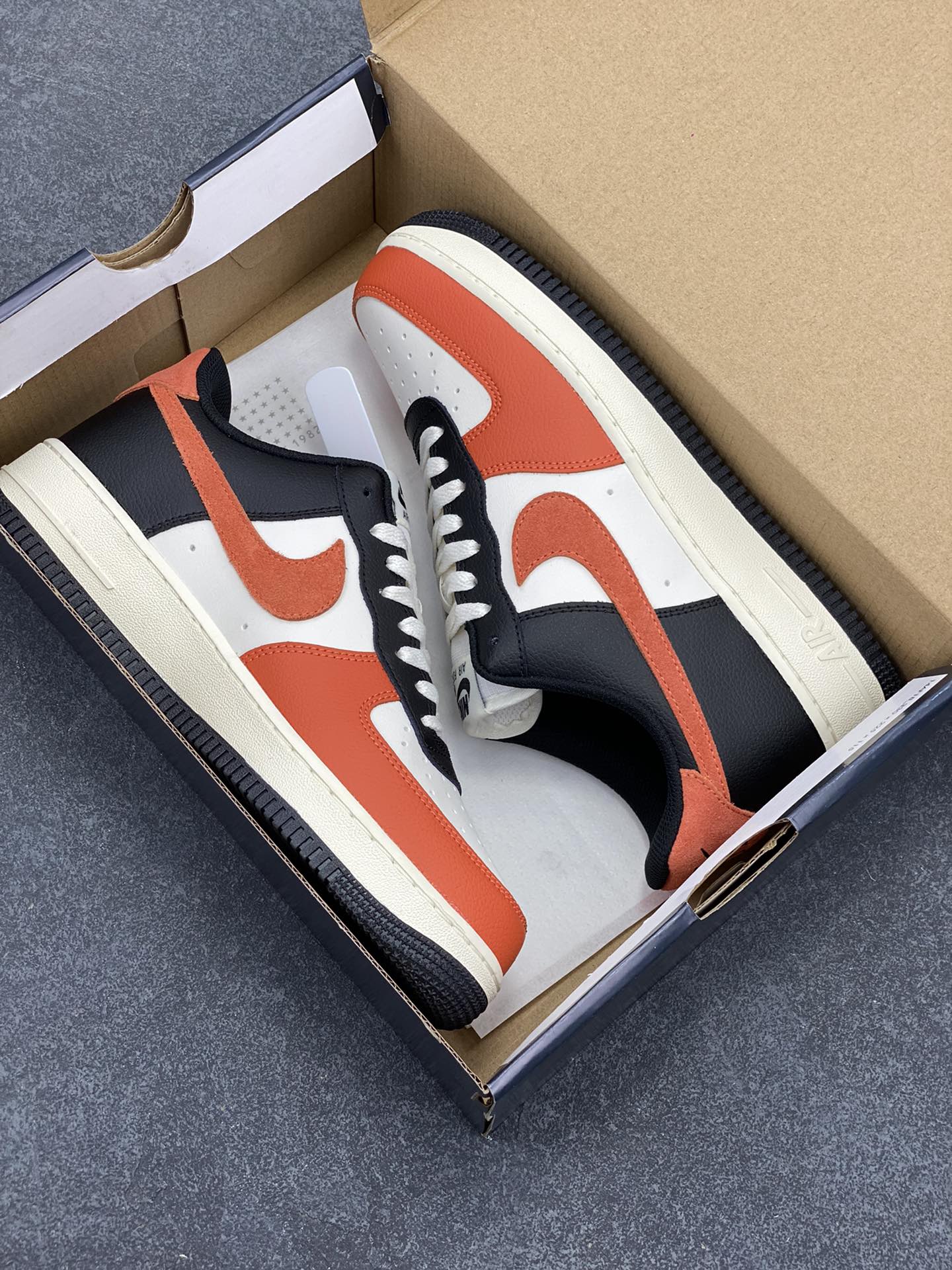 图片[9]-Nike Air Force 1 07 low空军一号 白黑红 板鞋 原楦头原纸板 打造纯正空军版型#专注外贸渠道 全掌内置蜂窝气垫 #原盒配件 原厂中底钢印、拉帮完美 货号：HQ4987-010 尺码：36 36.5 37.5 38 38.5 39 40 40.5 41 42 42.5 43 44 44.5 45-选品中心