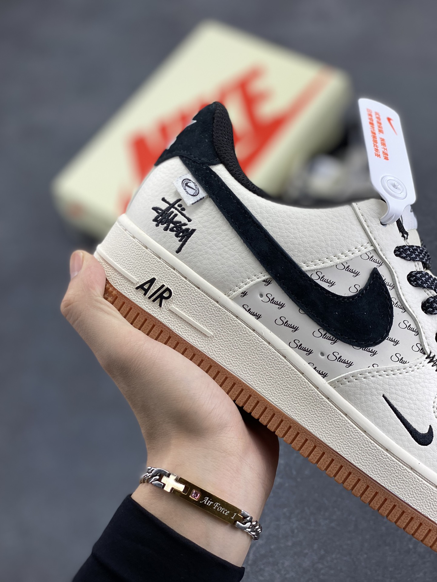 图片[6]-NIke Air Force 1 \’07 Low “斯图西联名–米黑勾生胶”空军一号 低帮 运动鞋 休闲鞋 折边针车 工艺难度大 原楦头原纸板 原装鞋盒 定制五金配件 内置全掌气垫 原厂鞋底 货号：XZ6188-255 尺码：36 36.5 37.5 38 38.5 39 40 40.5 41 42 42.5 43 44 44.5 45-选品中心