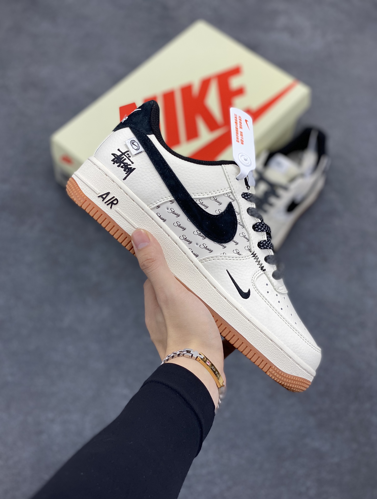 NIke Air Force 1 \'07 Low “斯图西联名--米黑勾生胶”空军一号 低帮 运动鞋 休闲鞋 折边针车 工艺难度大 原楦头原纸板 原装鞋盒 定制五金配件 内置全掌气垫 原厂鞋底 货号：XZ6188-255 尺码：36 36.5 37.5 38 38.5 39 40 40.5 41 42 42.5 43 44 44.5 45-选品中心