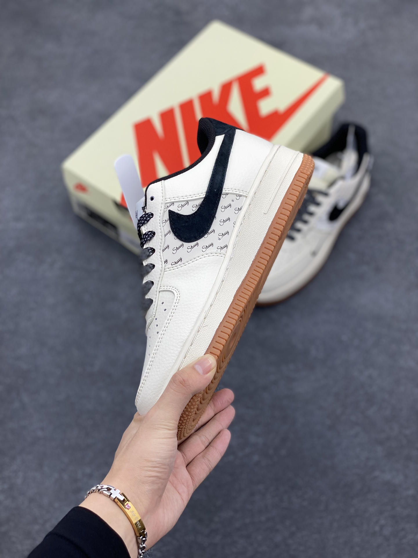 图片[3]-NIke Air Force 1 \’07 Low “斯图西联名–米黑勾生胶”空军一号 低帮 运动鞋 休闲鞋 折边针车 工艺难度大 原楦头原纸板 原装鞋盒 定制五金配件 内置全掌气垫 原厂鞋底 货号：XZ6188-255 尺码：36 36.5 37.5 38 38.5 39 40 40.5 41 42 42.5 43 44 44.5 45-选品中心