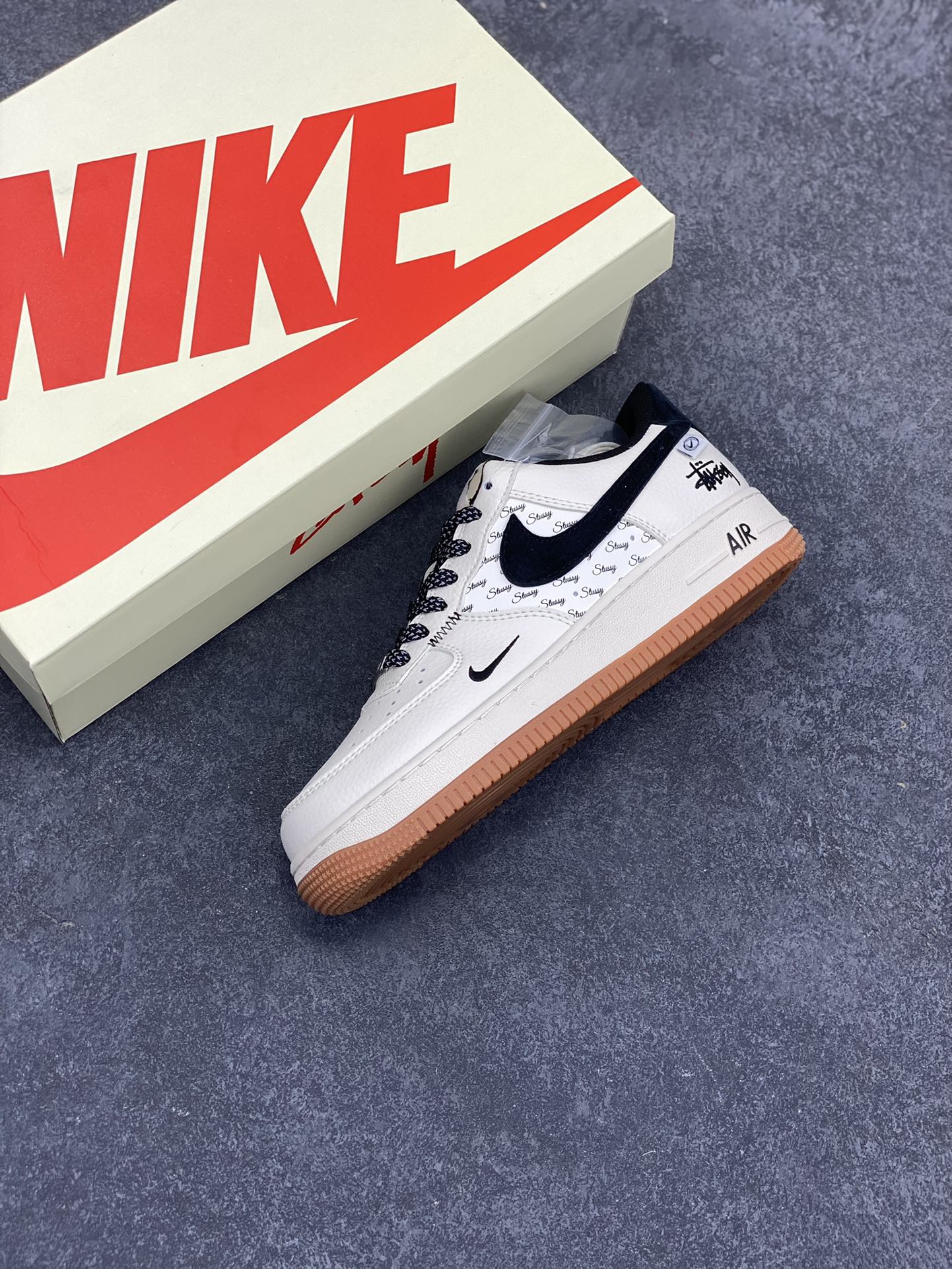 图片[7]-NIke Air Force 1 \’07 Low “斯图西联名–米黑勾生胶”空军一号 低帮 运动鞋 休闲鞋 折边针车 工艺难度大 原楦头原纸板 原装鞋盒 定制五金配件 内置全掌气垫 原厂鞋底 货号：XZ6188-255 尺码：36 36.5 37.5 38 38.5 39 40 40.5 41 42 42.5 43 44 44.5 45-选品中心