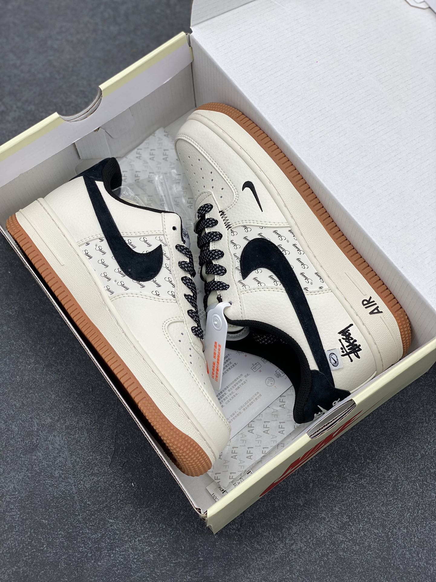 图片[9]-NIke Air Force 1 \’07 Low “斯图西联名–米黑勾生胶”空军一号 低帮 运动鞋 休闲鞋 折边针车 工艺难度大 原楦头原纸板 原装鞋盒 定制五金配件 内置全掌气垫 原厂鞋底 货号：XZ6188-255 尺码：36 36.5 37.5 38 38.5 39 40 40.5 41 42 42.5 43 44 44.5 45-选品中心
