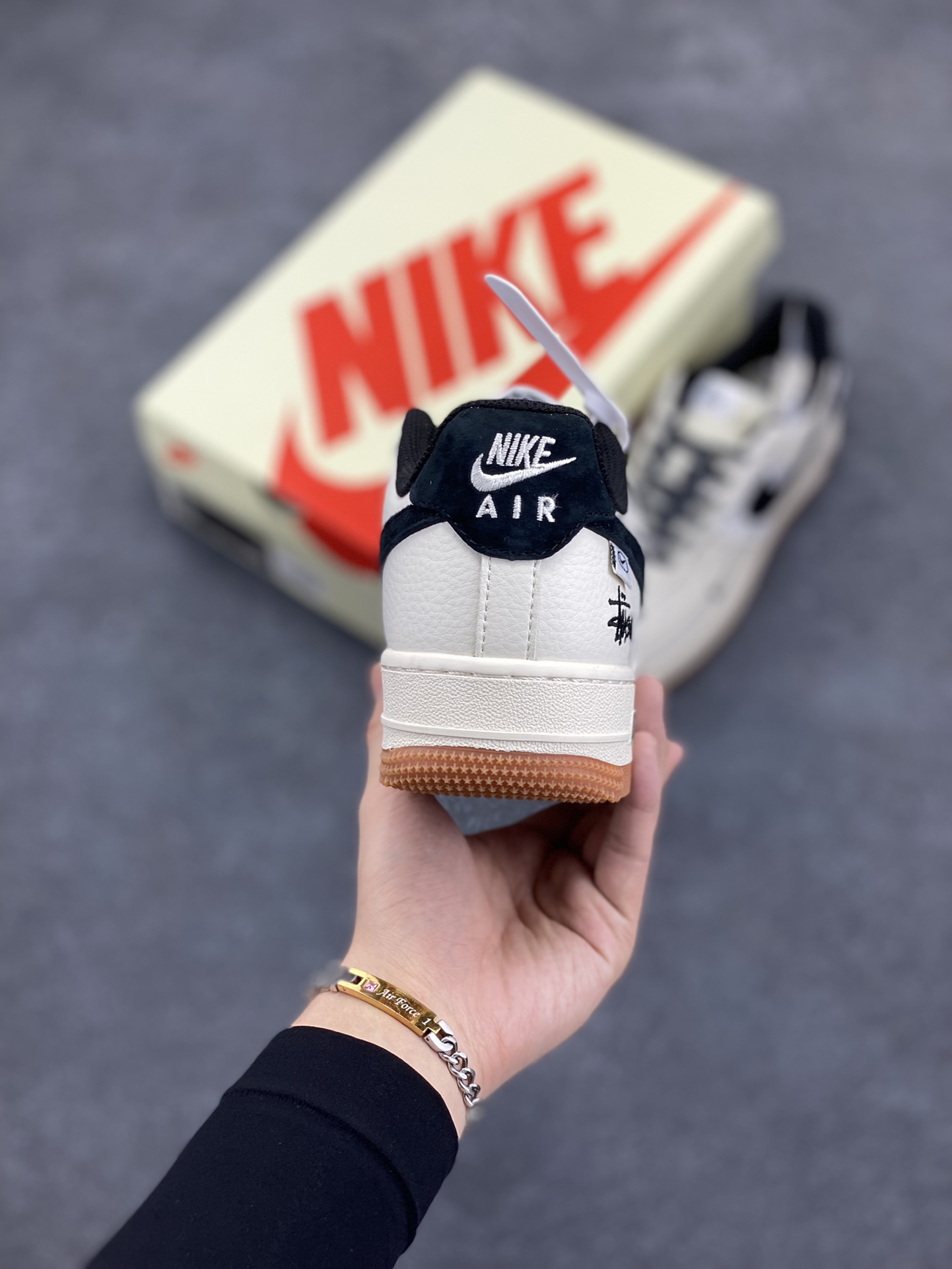图片[4]-NIke Air Force 1 \’07 Low “斯图西联名–米黑勾生胶”空军一号 低帮 运动鞋 休闲鞋 折边针车 工艺难度大 原楦头原纸板 原装鞋盒 定制五金配件 内置全掌气垫 原厂鞋底 货号：XZ6188-255 尺码：36 36.5 37.5 38 38.5 39 40 40.5 41 42 42.5 43 44 44.5 45-选品中心