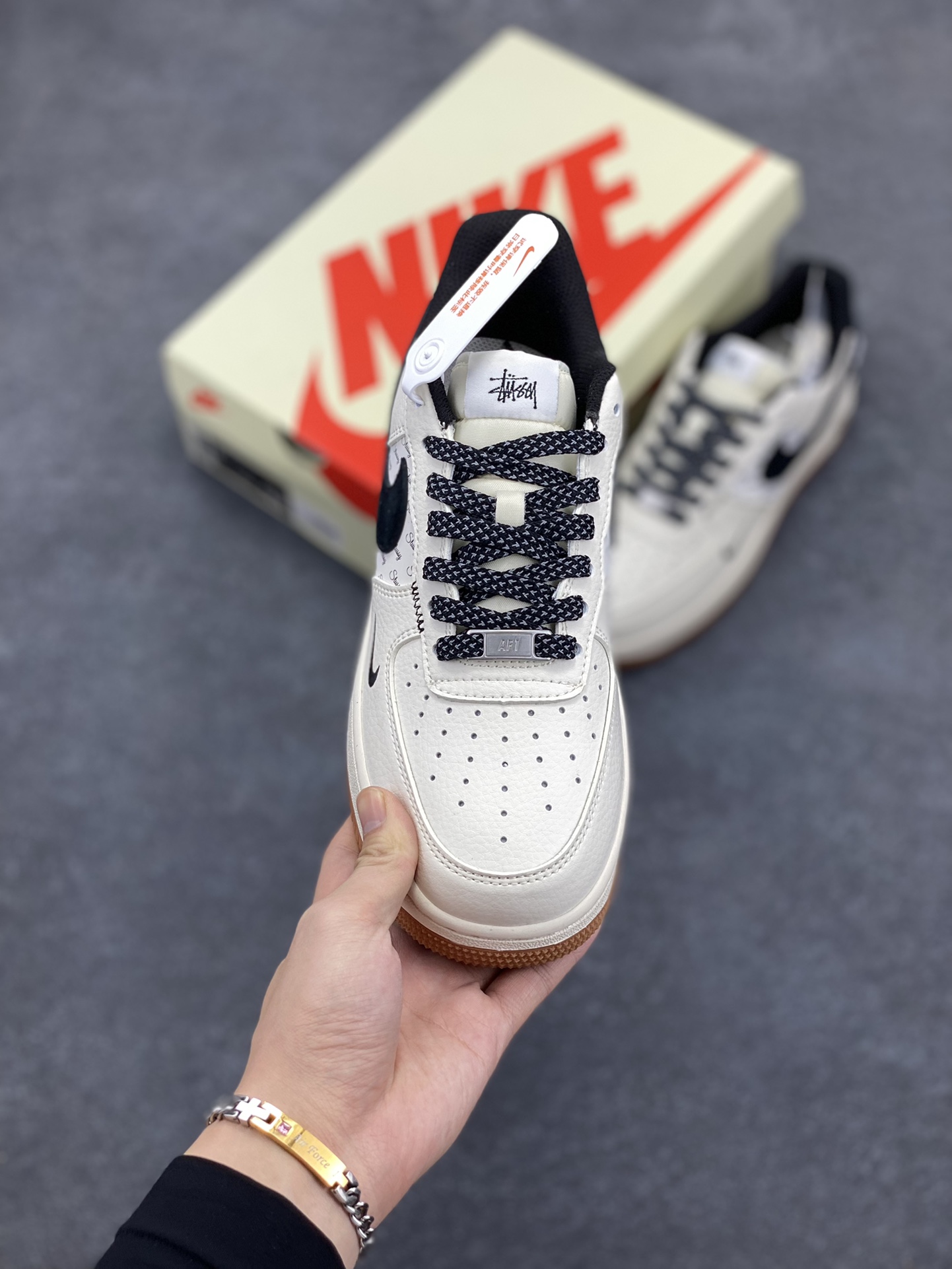 图片[2]-NIke Air Force 1 \’07 Low “斯图西联名–米黑勾生胶”空军一号 低帮 运动鞋 休闲鞋 折边针车 工艺难度大 原楦头原纸板 原装鞋盒 定制五金配件 内置全掌气垫 原厂鞋底 货号：XZ6188-255 尺码：36 36.5 37.5 38 38.5 39 40 40.5 41 42 42.5 43 44 44.5 45-选品中心