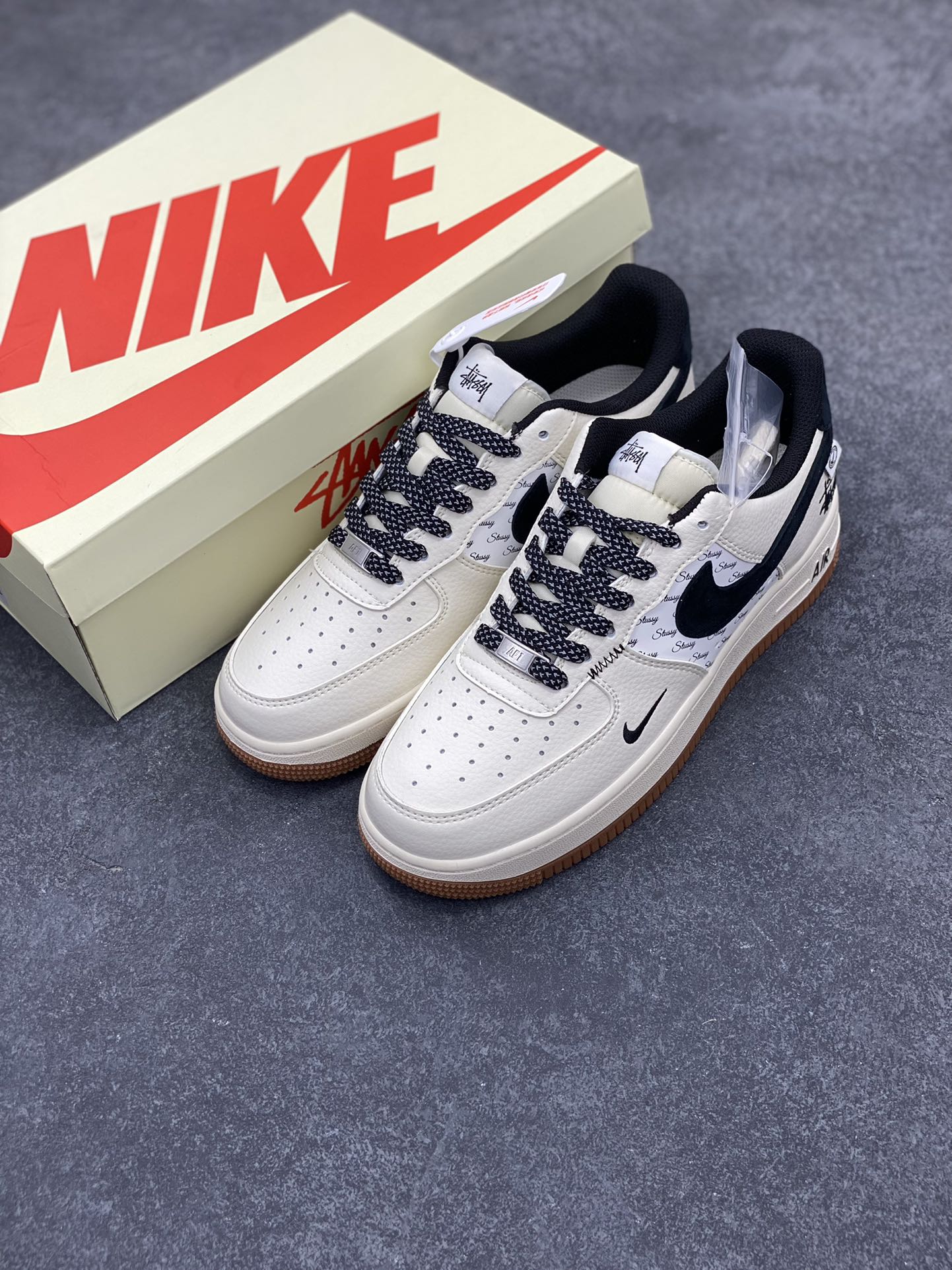 图片[8]-NIke Air Force 1 \’07 Low “斯图西联名–米黑勾生胶”空军一号 低帮 运动鞋 休闲鞋 折边针车 工艺难度大 原楦头原纸板 原装鞋盒 定制五金配件 内置全掌气垫 原厂鞋底 货号：XZ6188-255 尺码：36 36.5 37.5 38 38.5 39 40 40.5 41 42 42.5 43 44 44.5 45-选品中心