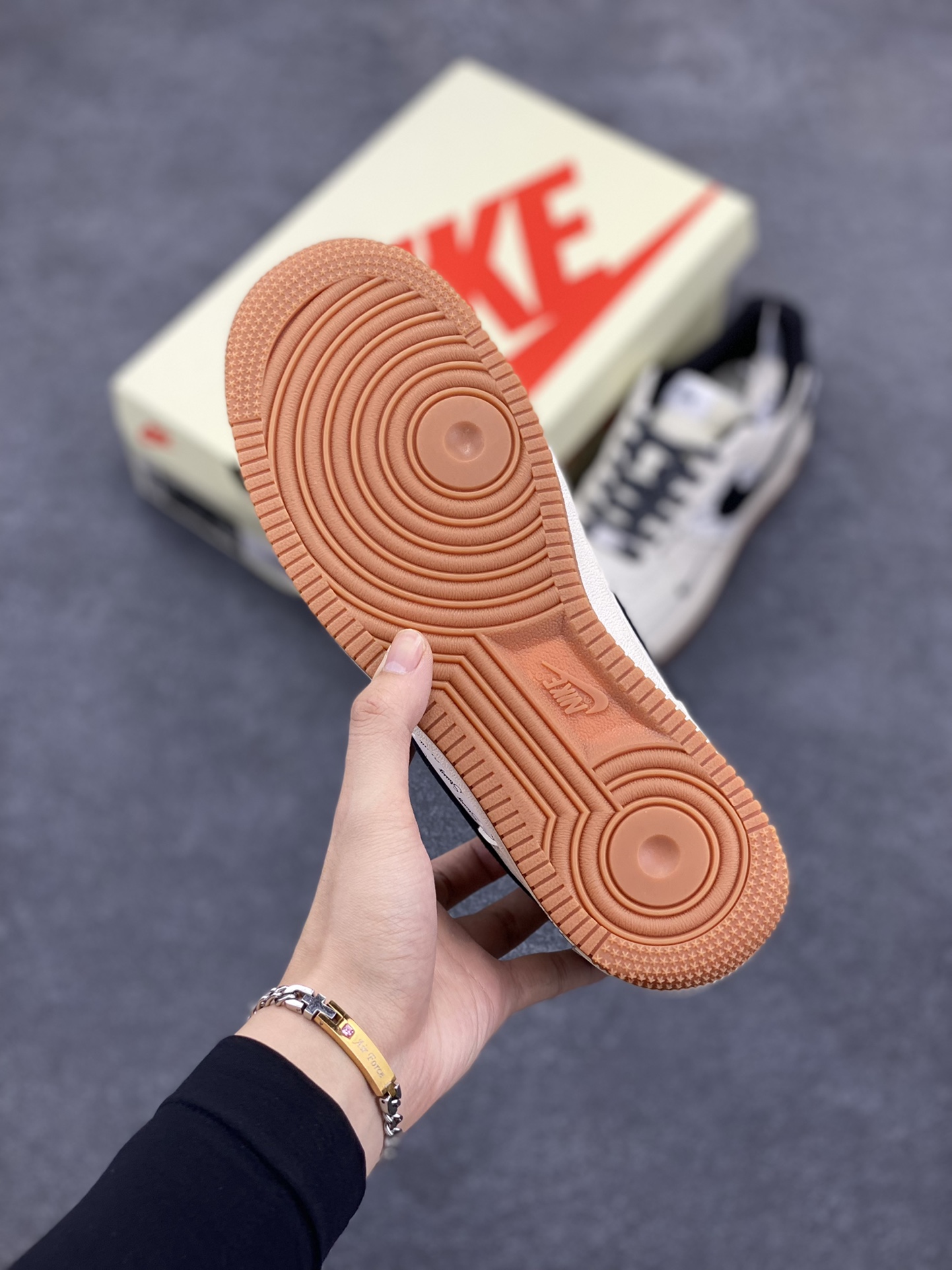 图片[5]-NIke Air Force 1 \’07 Low “斯图西联名–米黑勾生胶”空军一号 低帮 运动鞋 休闲鞋 折边针车 工艺难度大 原楦头原纸板 原装鞋盒 定制五金配件 内置全掌气垫 原厂鞋底 货号：XZ6188-255 尺码：36 36.5 37.5 38 38.5 39 40 40.5 41 42 42.5 43 44 44.5 45-选品中心