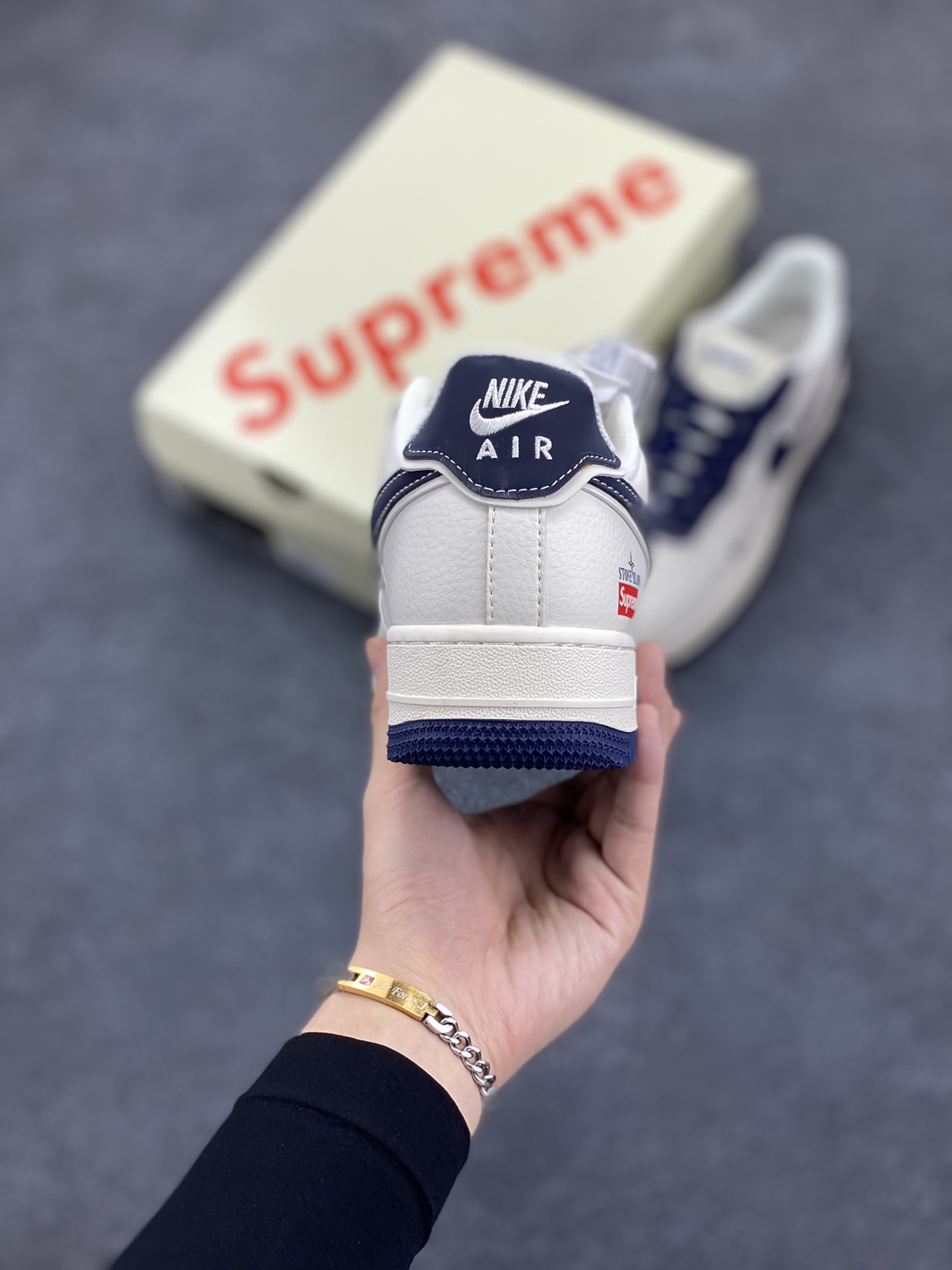 图片[4]-NIke Air Force 1 \’07 Low “石头岛Supreme联名–藏蓝米白”空军一号 低帮 运动鞋 休闲鞋 折边针车 工艺难度大 原楦头原纸板 原装鞋盒 定制五金配件 内置全掌气垫 原厂鞋底 货号：BB1616-302 尺码：36 36.5 37.5 38 38.5 39 40 40.5 41 42 42.5 43 44 44.5 45-选品中心