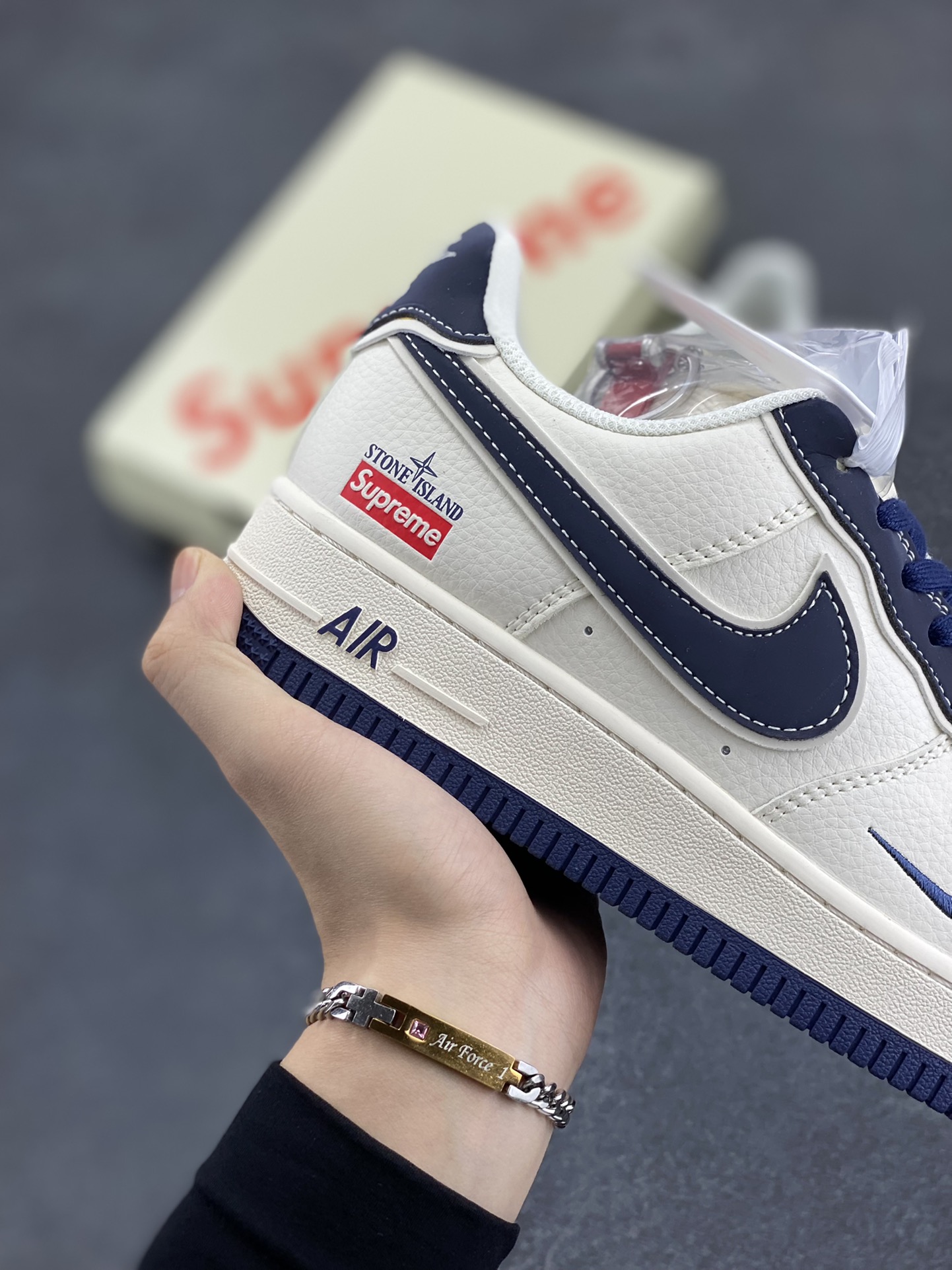 图片[6]-NIke Air Force 1 \’07 Low “石头岛Supreme联名–藏蓝米白”空军一号 低帮 运动鞋 休闲鞋 折边针车 工艺难度大 原楦头原纸板 原装鞋盒 定制五金配件 内置全掌气垫 原厂鞋底 货号：BB1616-302 尺码：36 36.5 37.5 38 38.5 39 40 40.5 41 42 42.5 43 44 44.5 45-选品中心