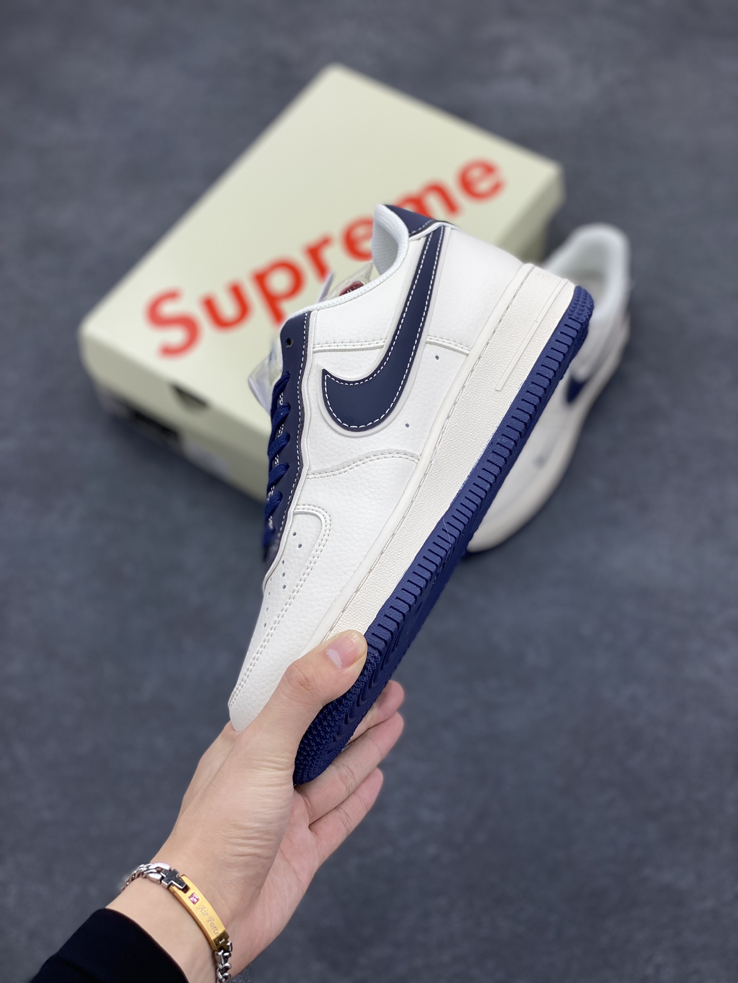 图片[3]-NIke Air Force 1 \’07 Low “石头岛Supreme联名–藏蓝米白”空军一号 低帮 运动鞋 休闲鞋 折边针车 工艺难度大 原楦头原纸板 原装鞋盒 定制五金配件 内置全掌气垫 原厂鞋底 货号：BB1616-302 尺码：36 36.5 37.5 38 38.5 39 40 40.5 41 42 42.5 43 44 44.5 45-选品中心