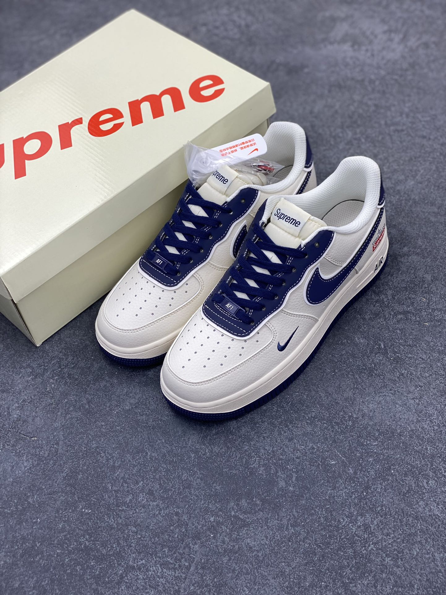 图片[8]-NIke Air Force 1 \’07 Low “石头岛Supreme联名–藏蓝米白”空军一号 低帮 运动鞋 休闲鞋 折边针车 工艺难度大 原楦头原纸板 原装鞋盒 定制五金配件 内置全掌气垫 原厂鞋底 货号：BB1616-302 尺码：36 36.5 37.5 38 38.5 39 40 40.5 41 42 42.5 43 44 44.5 45-选品中心
