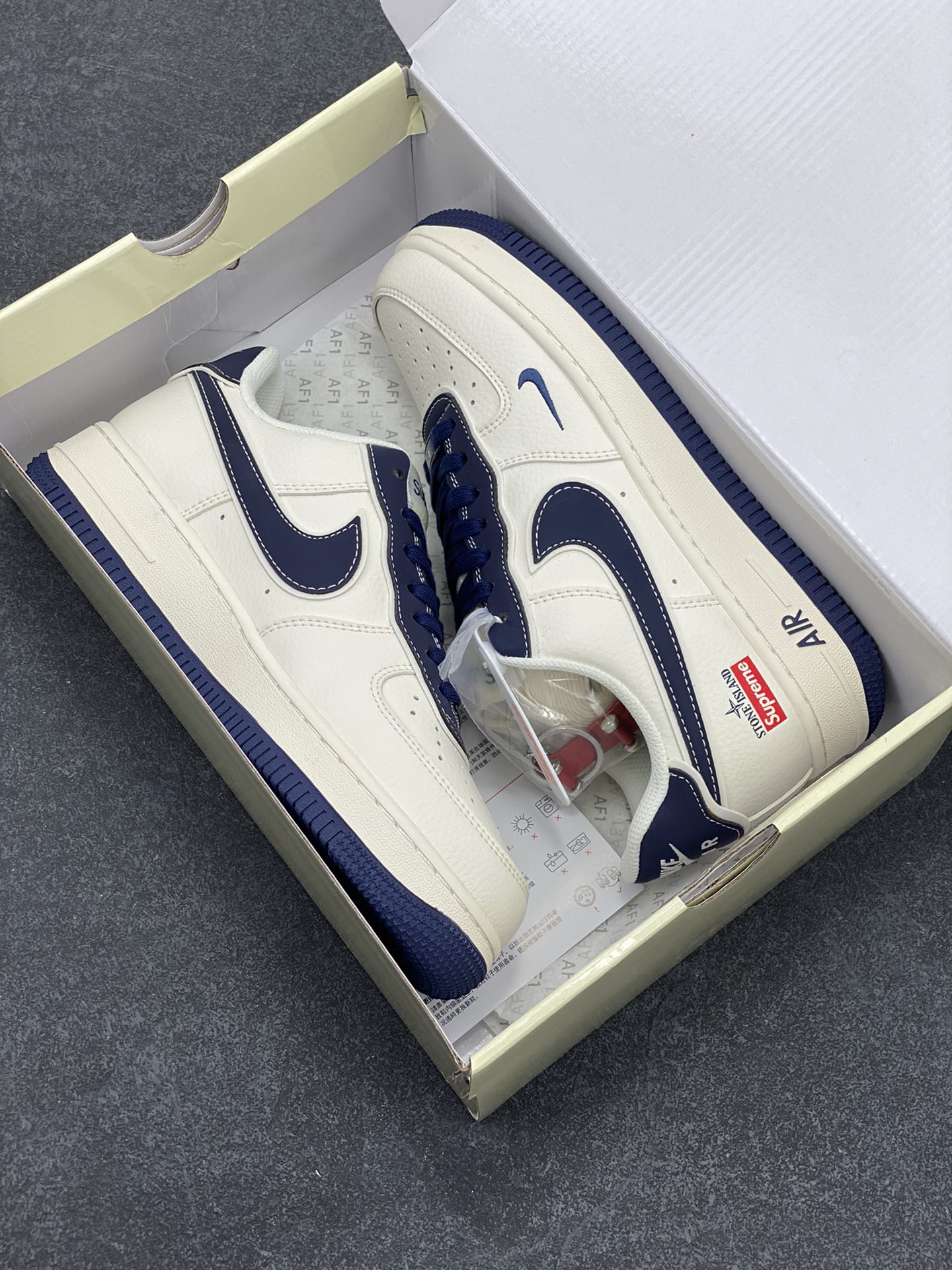 图片[9]-NIke Air Force 1 \’07 Low “石头岛Supreme联名–藏蓝米白”空军一号 低帮 运动鞋 休闲鞋 折边针车 工艺难度大 原楦头原纸板 原装鞋盒 定制五金配件 内置全掌气垫 原厂鞋底 货号：BB1616-302 尺码：36 36.5 37.5 38 38.5 39 40 40.5 41 42 42.5 43 44 44.5 45-选品中心