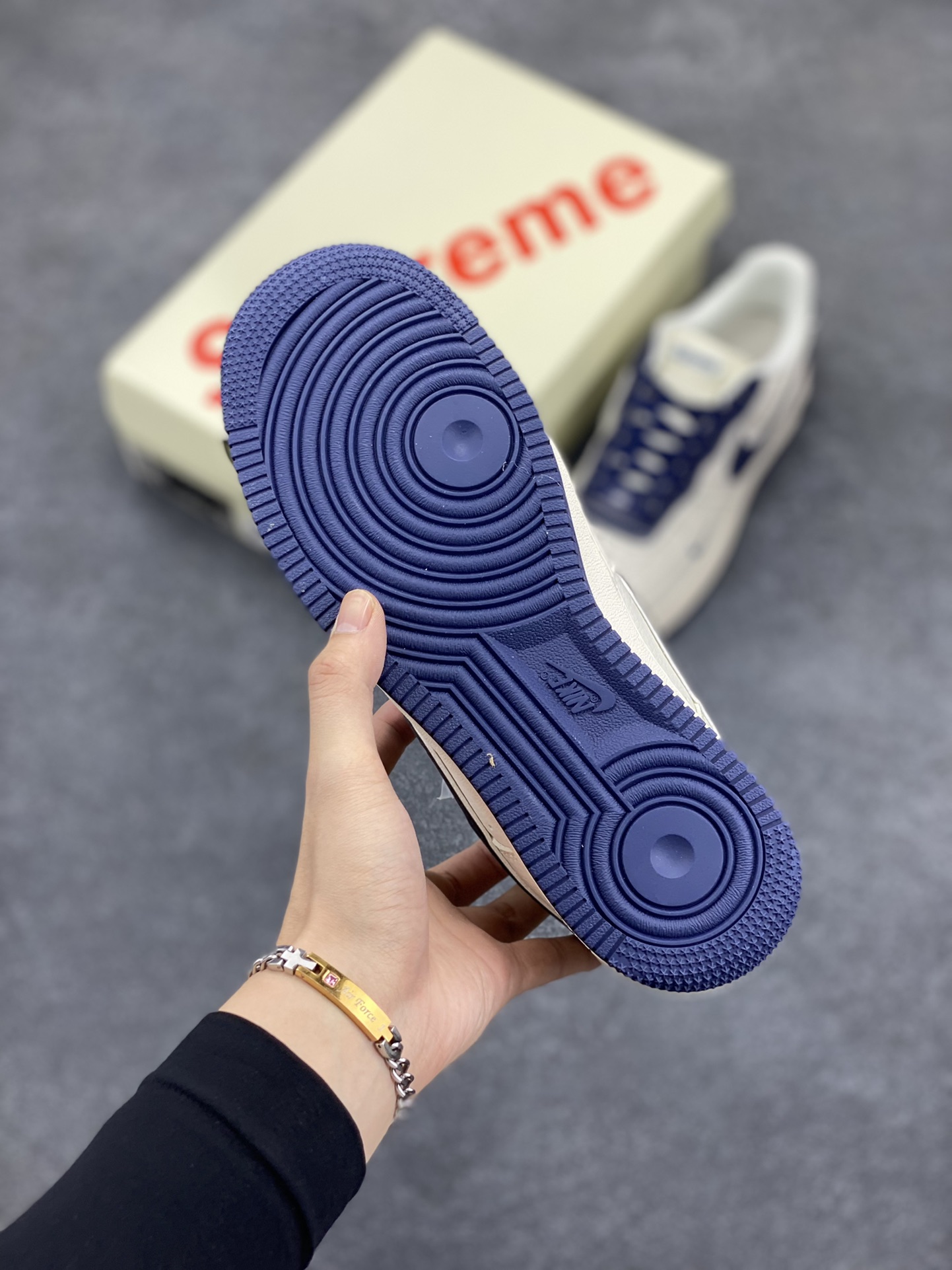 图片[5]-NIke Air Force 1 \’07 Low “石头岛Supreme联名–藏蓝米白”空军一号 低帮 运动鞋 休闲鞋 折边针车 工艺难度大 原楦头原纸板 原装鞋盒 定制五金配件 内置全掌气垫 原厂鞋底 货号：BB1616-302 尺码：36 36.5 37.5 38 38.5 39 40 40.5 41 42 42.5 43 44 44.5 45-选品中心