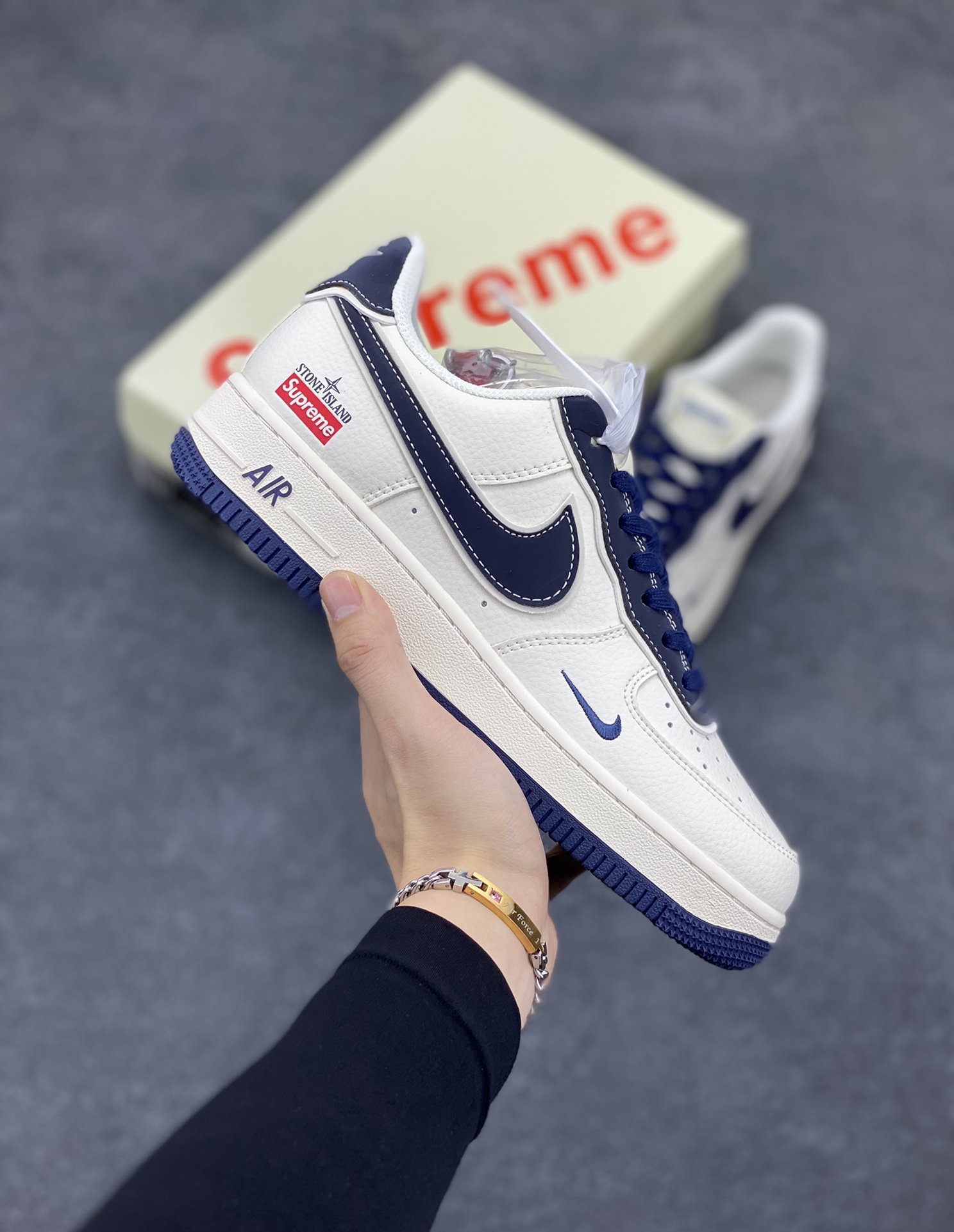 NIke Air Force 1 \’07 Low “石头岛Supreme联名–藏蓝米白”空军一号 低帮 运动鞋 休闲鞋 折边针车 工艺难度大 原楦头原纸板 原装鞋盒 定制五金配件 内置全掌气垫 原厂鞋底 货号：BB1616-302 尺码：36 36.5 37.5 38 38.5 39 40 40.5 41 42 42.5 43 44 44.5 45-选品中心
