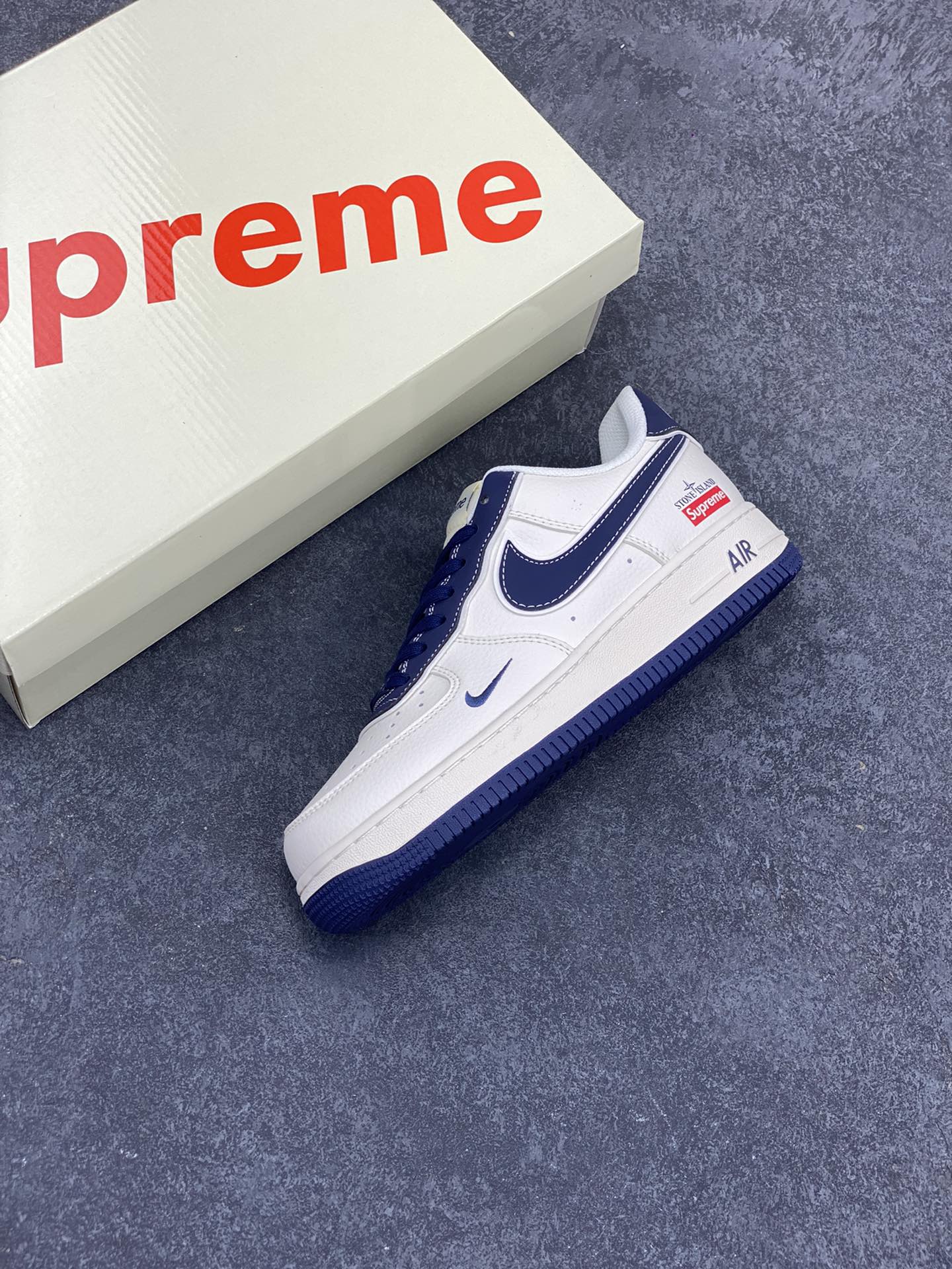 图片[7]-NIke Air Force 1 \’07 Low “石头岛Supreme联名–藏蓝米白”空军一号 低帮 运动鞋 休闲鞋 折边针车 工艺难度大 原楦头原纸板 原装鞋盒 定制五金配件 内置全掌气垫 原厂鞋底 货号：BB1616-302 尺码：36 36.5 37.5 38 38.5 39 40 40.5 41 42 42.5 43 44 44.5 45-选品中心