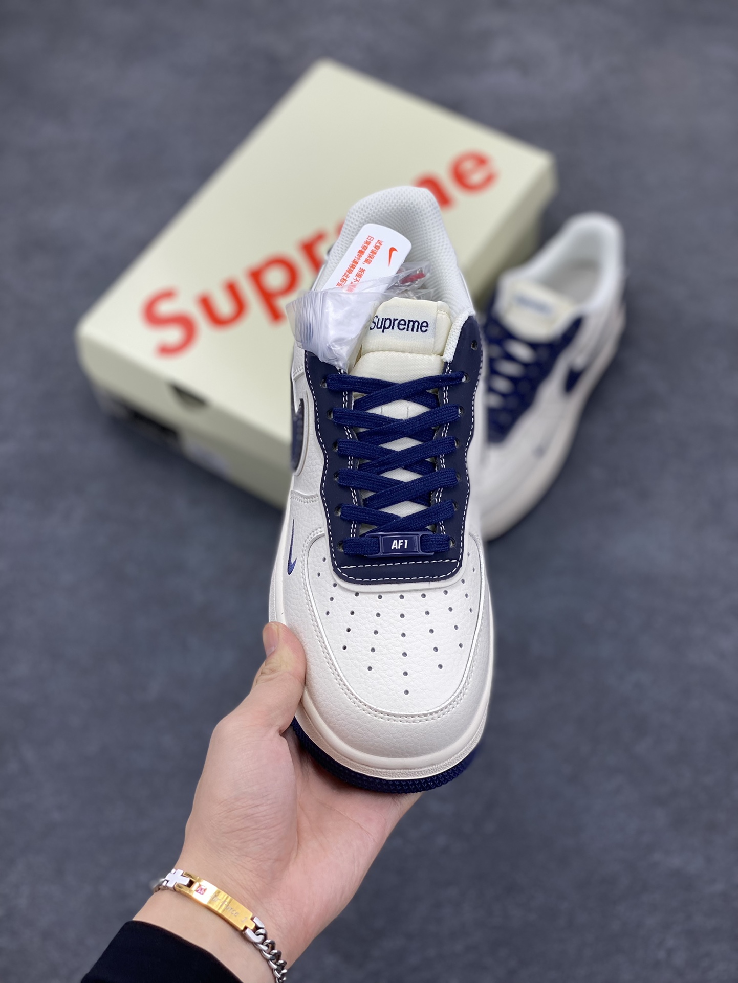 图片[2]-NIke Air Force 1 \’07 Low “石头岛Supreme联名–藏蓝米白”空军一号 低帮 运动鞋 休闲鞋 折边针车 工艺难度大 原楦头原纸板 原装鞋盒 定制五金配件 内置全掌气垫 原厂鞋底 货号：BB1616-302 尺码：36 36.5 37.5 38 38.5 39 40 40.5 41 42 42.5 43 44 44.5 45-选品中心