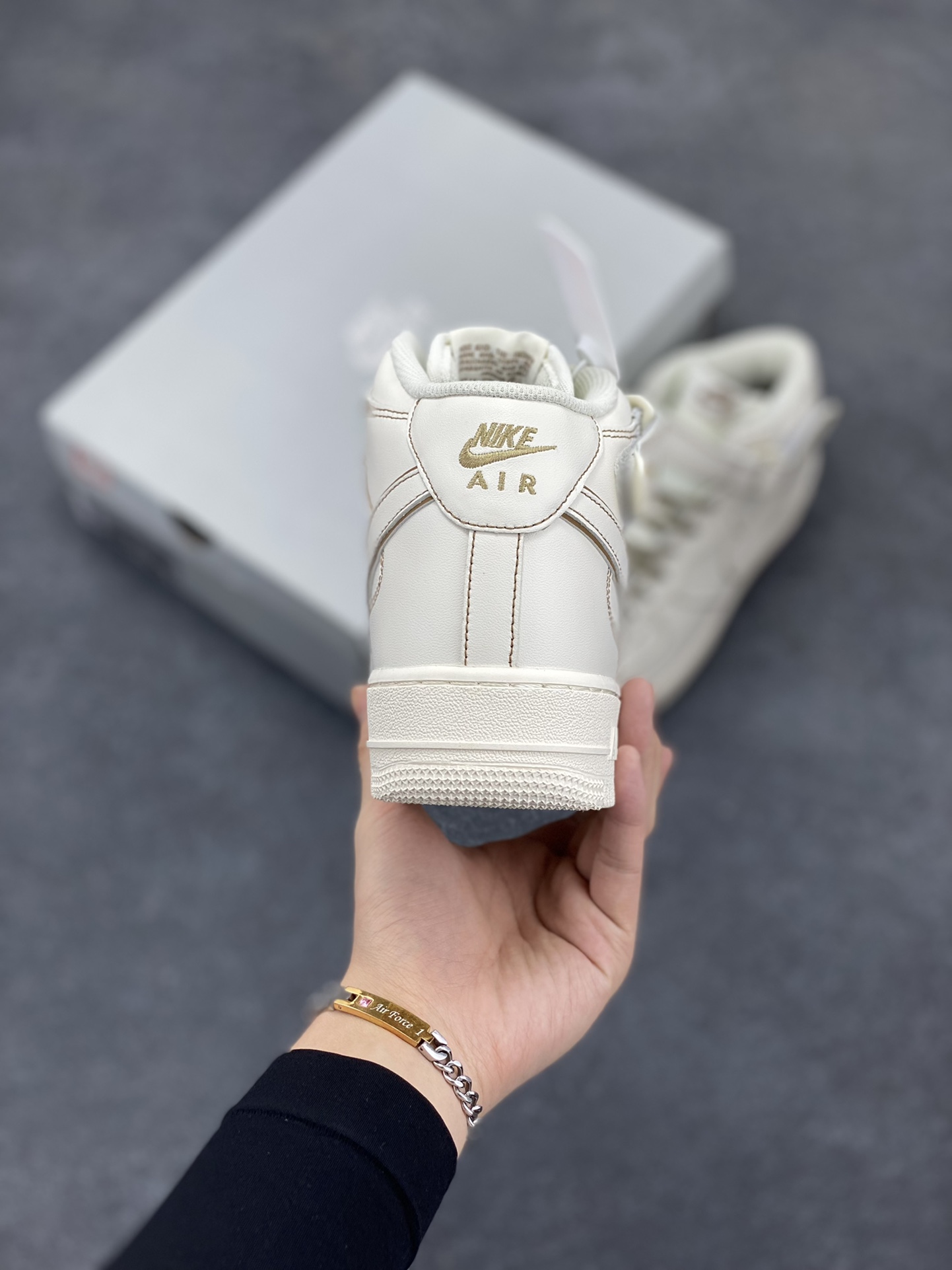 图片[4]-Nike Air Force 1 MID \’07 “兔八哥”卡其色满天星 中帮空军一号休闲板鞋 定制皮料 3M反光 原楦原纸板 纯正版型 清洁度完美 内置全掌气垫 货号：BY6899-692 尺码：36 36.5 37.5 38 38.5 39 40 40.5 41 42 42.5 43 44 44.5 45-选品中心