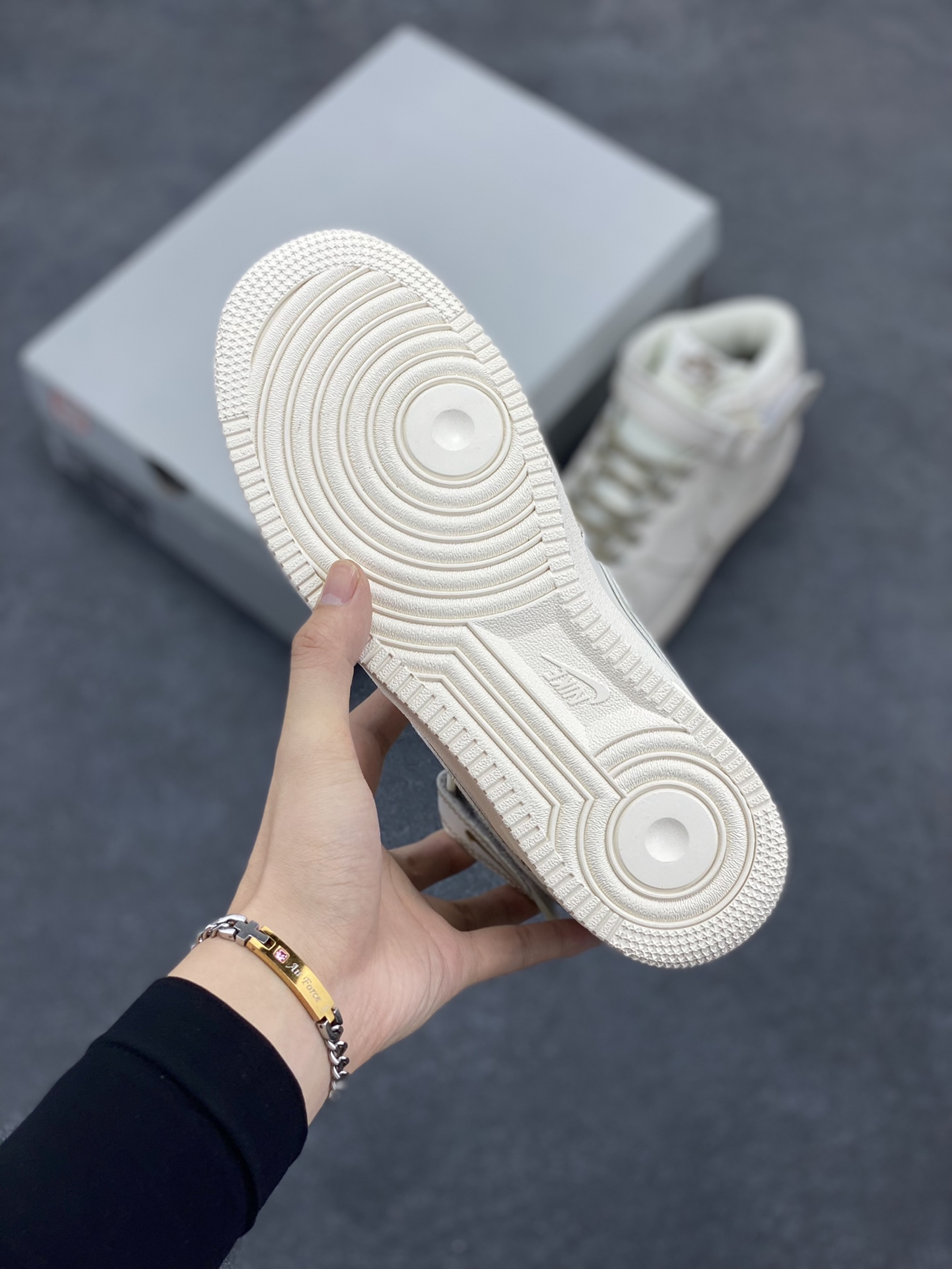 图片[5]-Nike Air Force 1 MID \’07 “兔八哥”卡其色满天星 中帮空军一号休闲板鞋 定制皮料 3M反光 原楦原纸板 纯正版型 清洁度完美 内置全掌气垫 货号：BY6899-692 尺码：36 36.5 37.5 38 38.5 39 40 40.5 41 42 42.5 43 44 44.5 45-选品中心