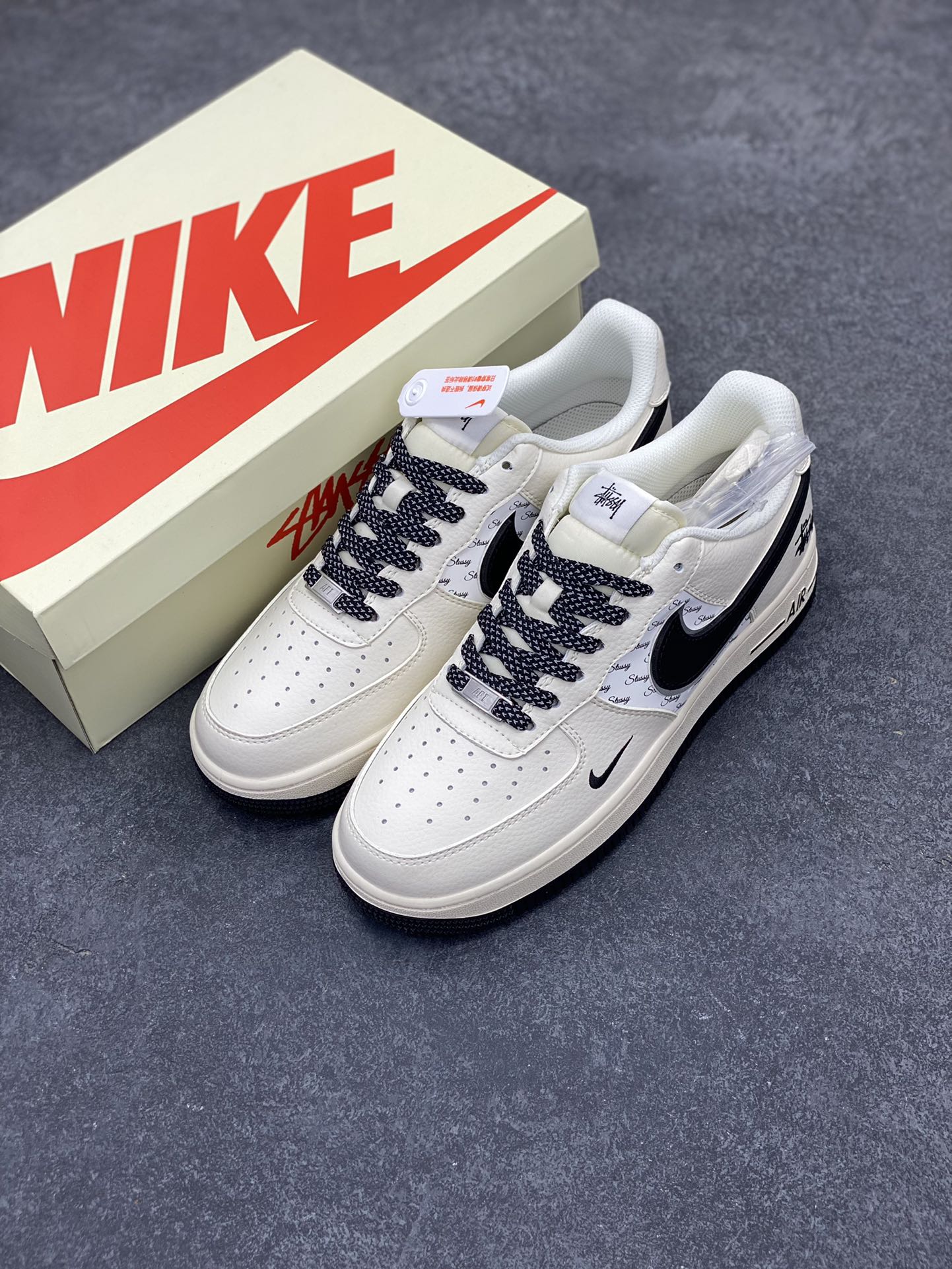 图片[8]-NIke Air Force 1 \’07 Low “斯图西联名–米黑英文银边”空军一号 低帮 运动鞋 休闲鞋 折边针车 工艺难度大 原楦头原纸板 原装鞋盒 定制五金配件 内置全掌气垫 原厂鞋底 货号：XZ3328-506 尺码：36 36.5 37.5 38 38.5 39 40 40.5 41 42 42.5 43 44 44.5 45-选品中心