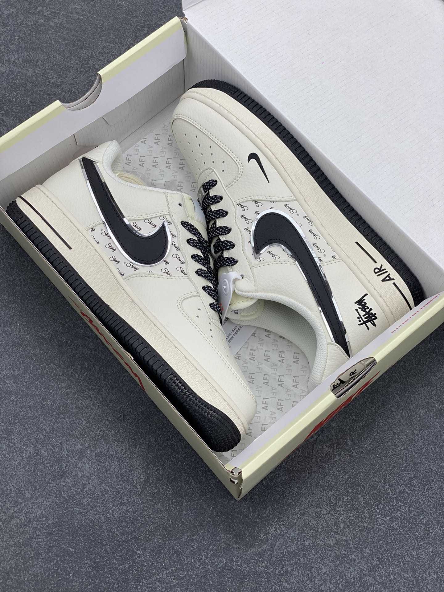 图片[9]-NIke Air Force 1 \’07 Low “斯图西联名–米黑英文银边”空军一号 低帮 运动鞋 休闲鞋 折边针车 工艺难度大 原楦头原纸板 原装鞋盒 定制五金配件 内置全掌气垫 原厂鞋底 货号：XZ3328-506 尺码：36 36.5 37.5 38 38.5 39 40 40.5 41 42 42.5 43 44 44.5 45-选品中心