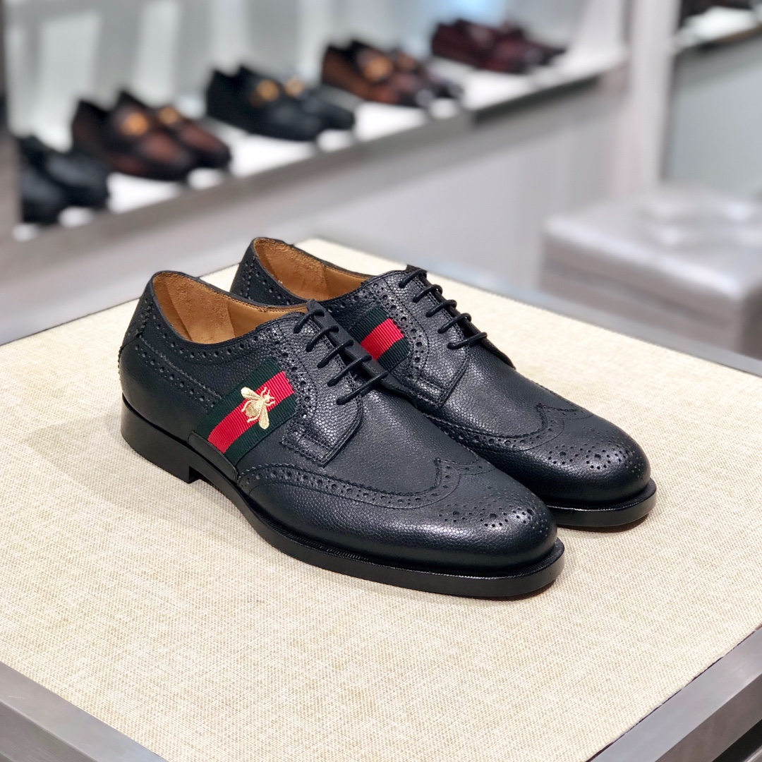 NO:697794,[G*] High-end boutique -Material - Original imported open-edge beaded cowhide - Water-dyed cowhide lining feet Original genuine leather outsole - Made of smooth shiny leather, fixed with laces, full of contrasting beauty, the color scheme reminds people of the classic striped webbing. - The red and white stripes that first appeared on the Sylvie handbag quickly became the iconic element of the brand, and there are three upper designs for you to choose from. -Size 39-44 (38, 45 customization is non-returnable and non-exchangeable) -,, louis  vuitton,cowhide,leather soles19860909【G*】高端精品 -材质-原版进口开边珠牛皮 -水染牛皮内里垫脚 原版真皮大底 -采用光滑亮面皮制作,系带固定,饱含对比美感,配色使人不禁想起经典的条纹织带. -在Sylvie手袋上首次出现的红白条纹迅速成为品牌的标志性元素,三种鞋面设计供你选择. -Size 39-44（38,45定制不退不换） -,,louis vuitton,cowhide,Leather soles,Men's shoes