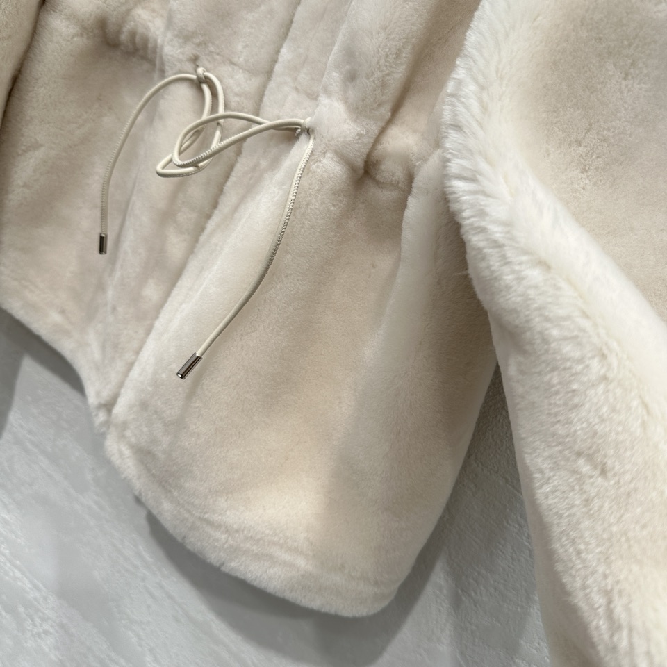 Stylish 24-Year-Old Moncl*r Coat: Velvet, Self-Heating, One-of-a-Kind, High Quality. - 图片 5