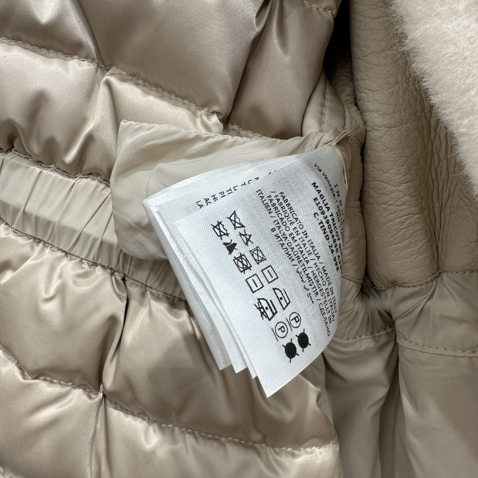 Stylish 24-Year-Old Moncl*r Coat: Velvet, Self-Heating, One-of-a-Kind, High Quality. - 图片 9