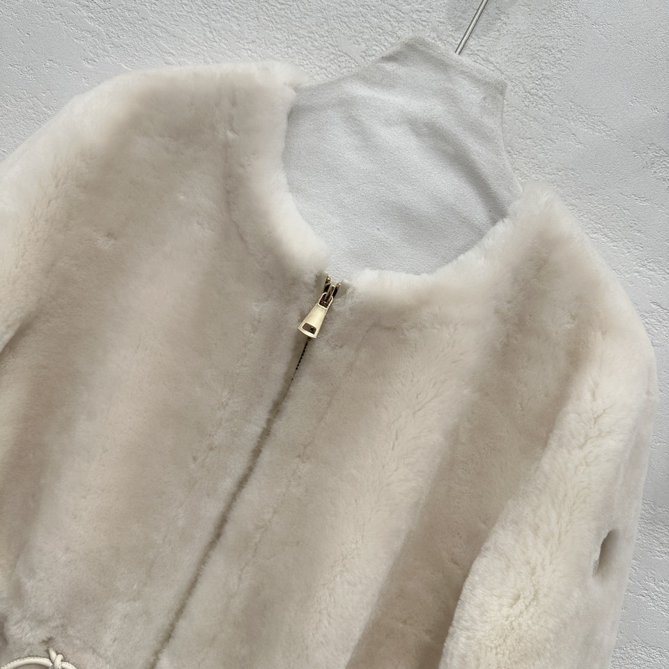 Stylish 24-Year-Old Moncl*r Coat: Velvet, Self-Heating, One-of-a-Kind, High Quality. - 图片 2