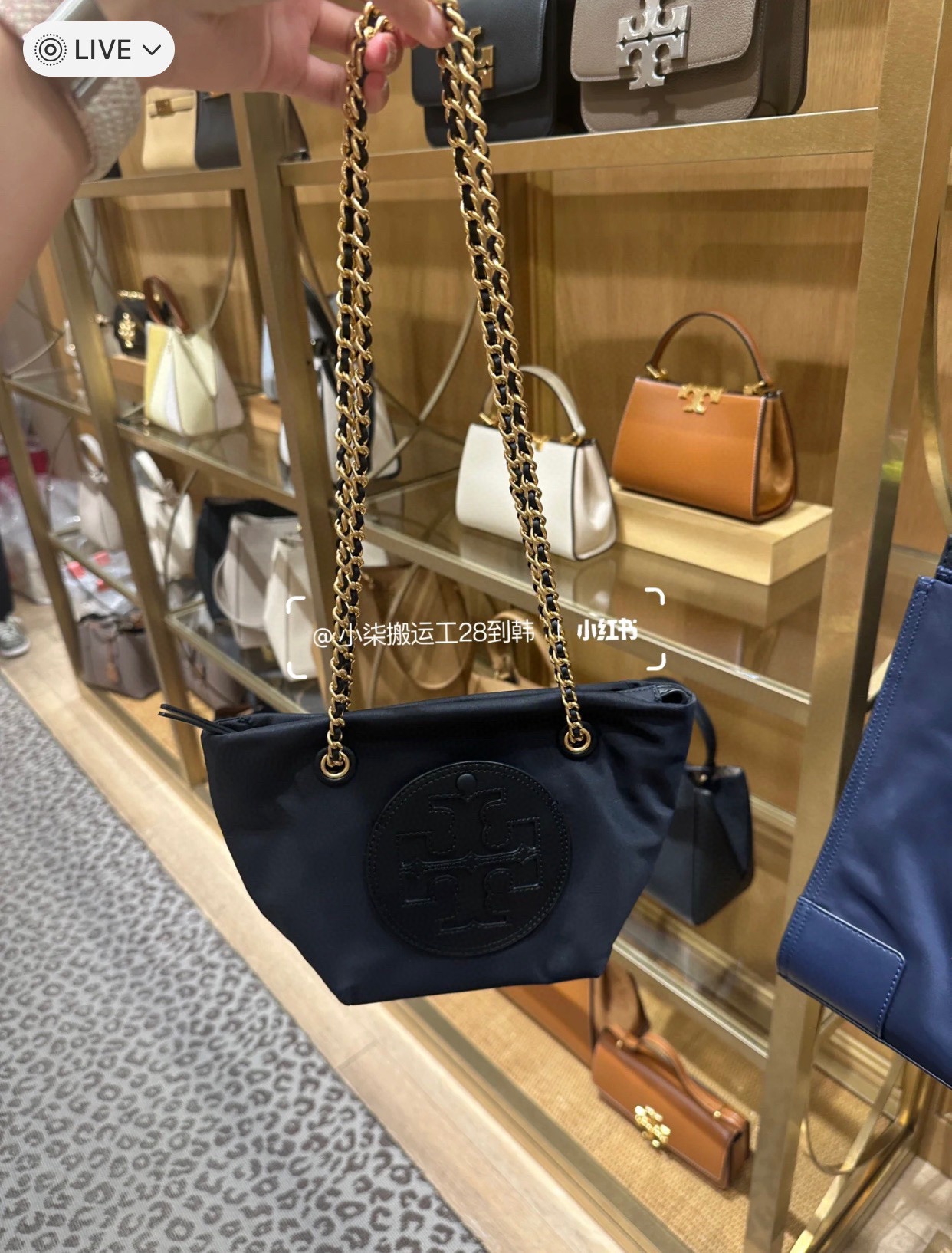 Compact and functional, this small tote bag effortlessly transitions - Comprehensive 6