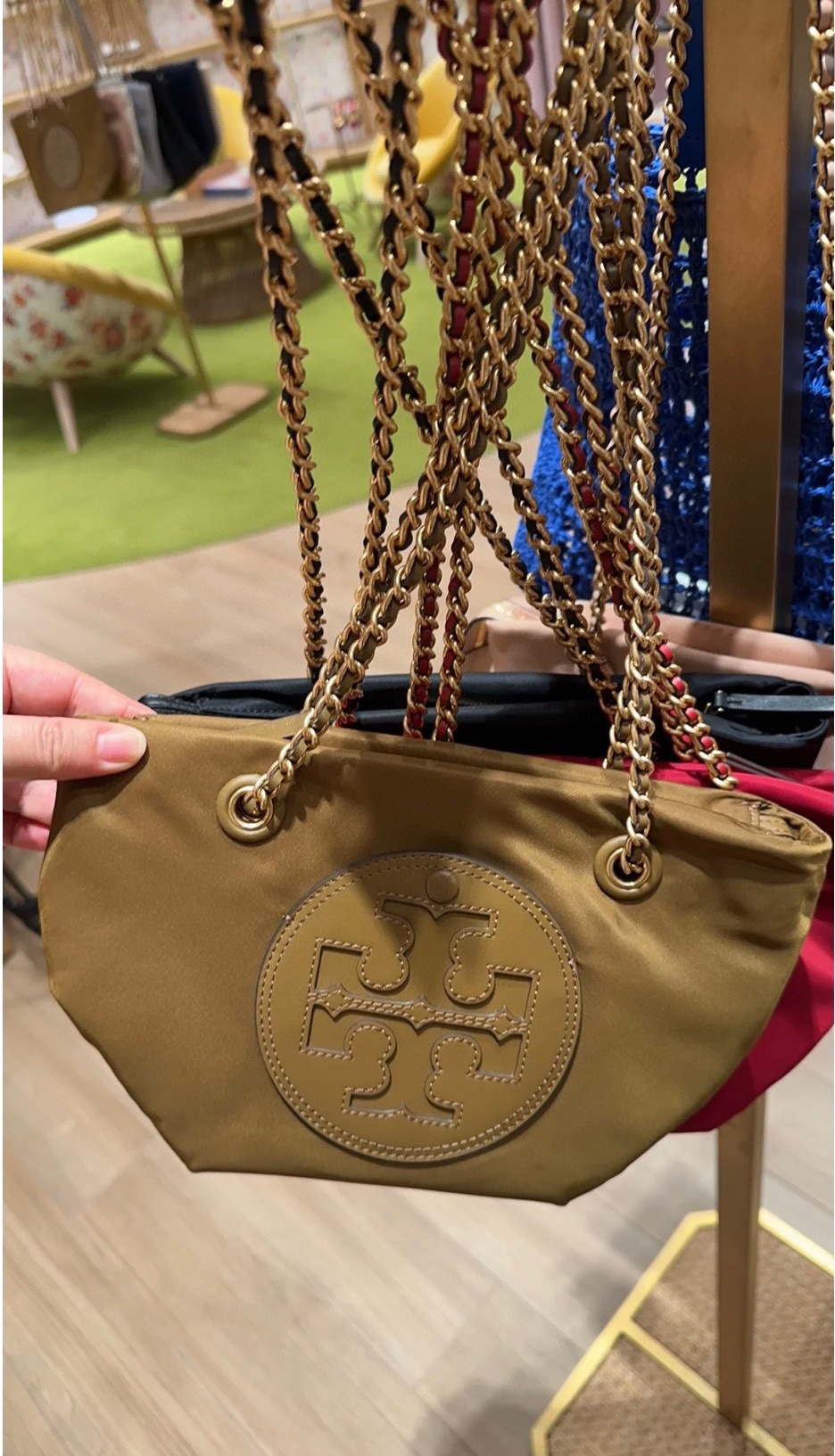 Compact and functional, this small tote bag effortlessly transitions - Comprehensive 8