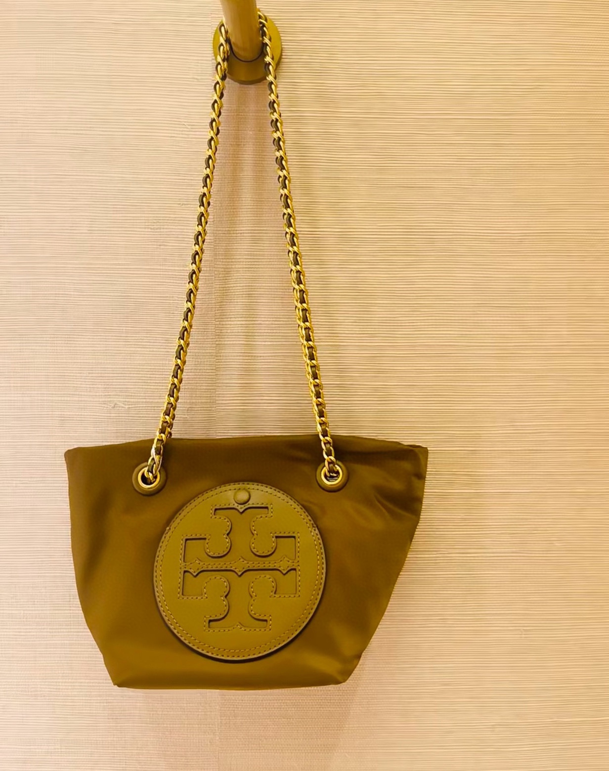 Compact and functional, this small tote bag effortlessly transitions - Comprehensive 2
