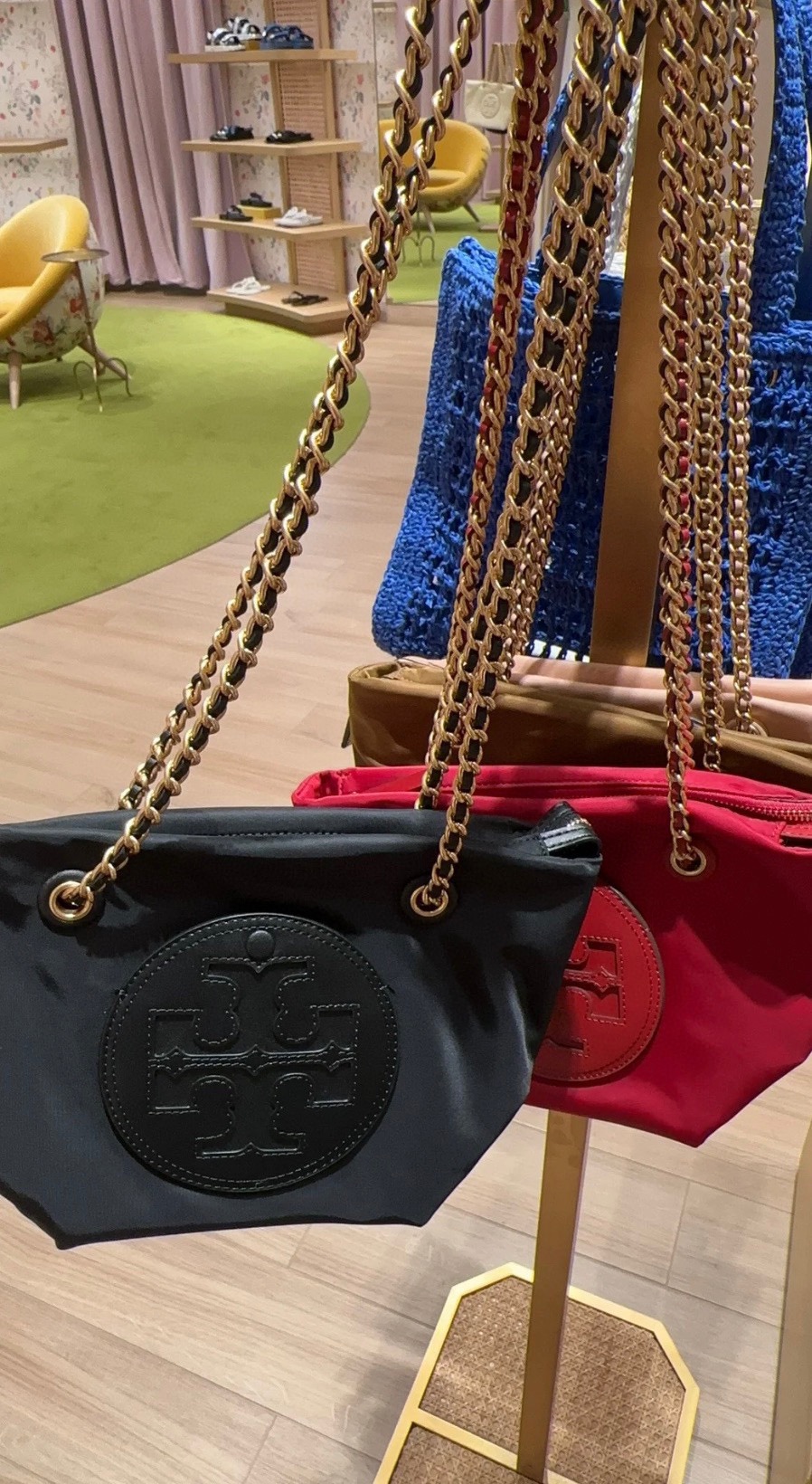 Compact and functional, this small tote bag effortlessly transitions - Comprehensive 9