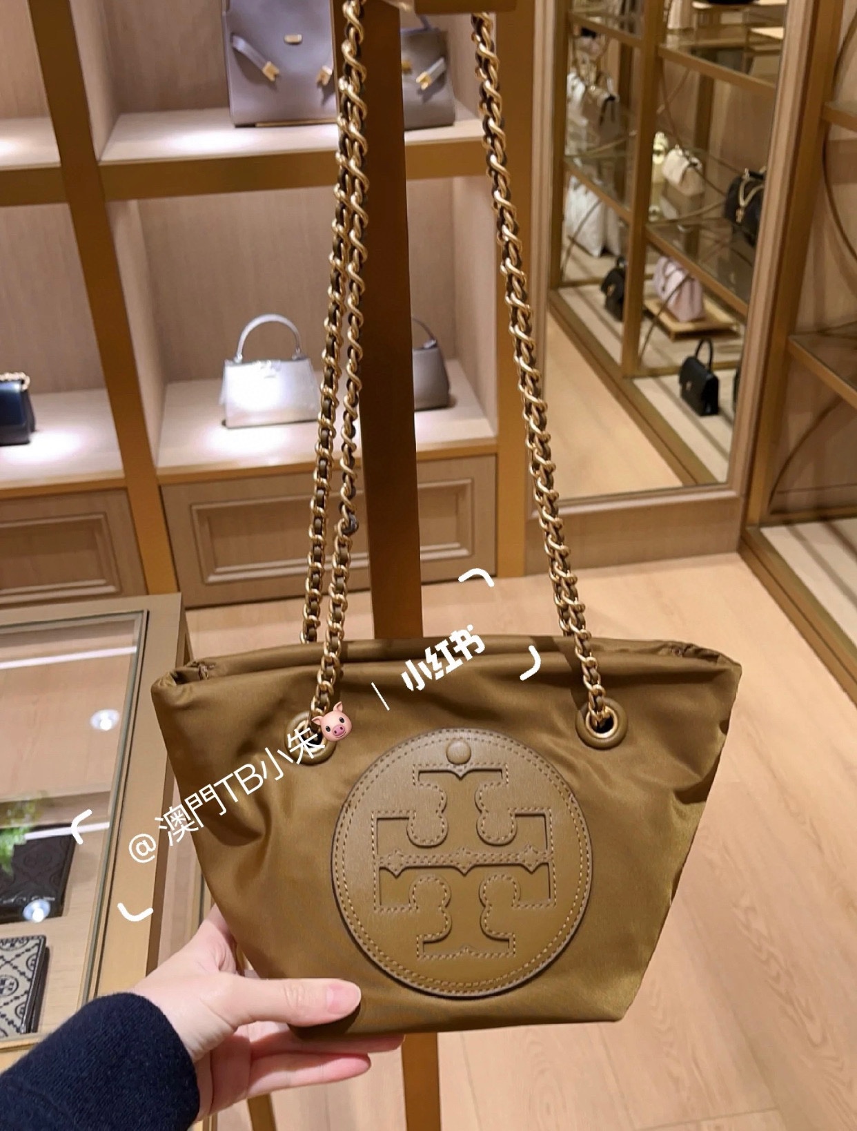 Compact and functional, this small tote bag effortlessly transitions - Comprehensive 5