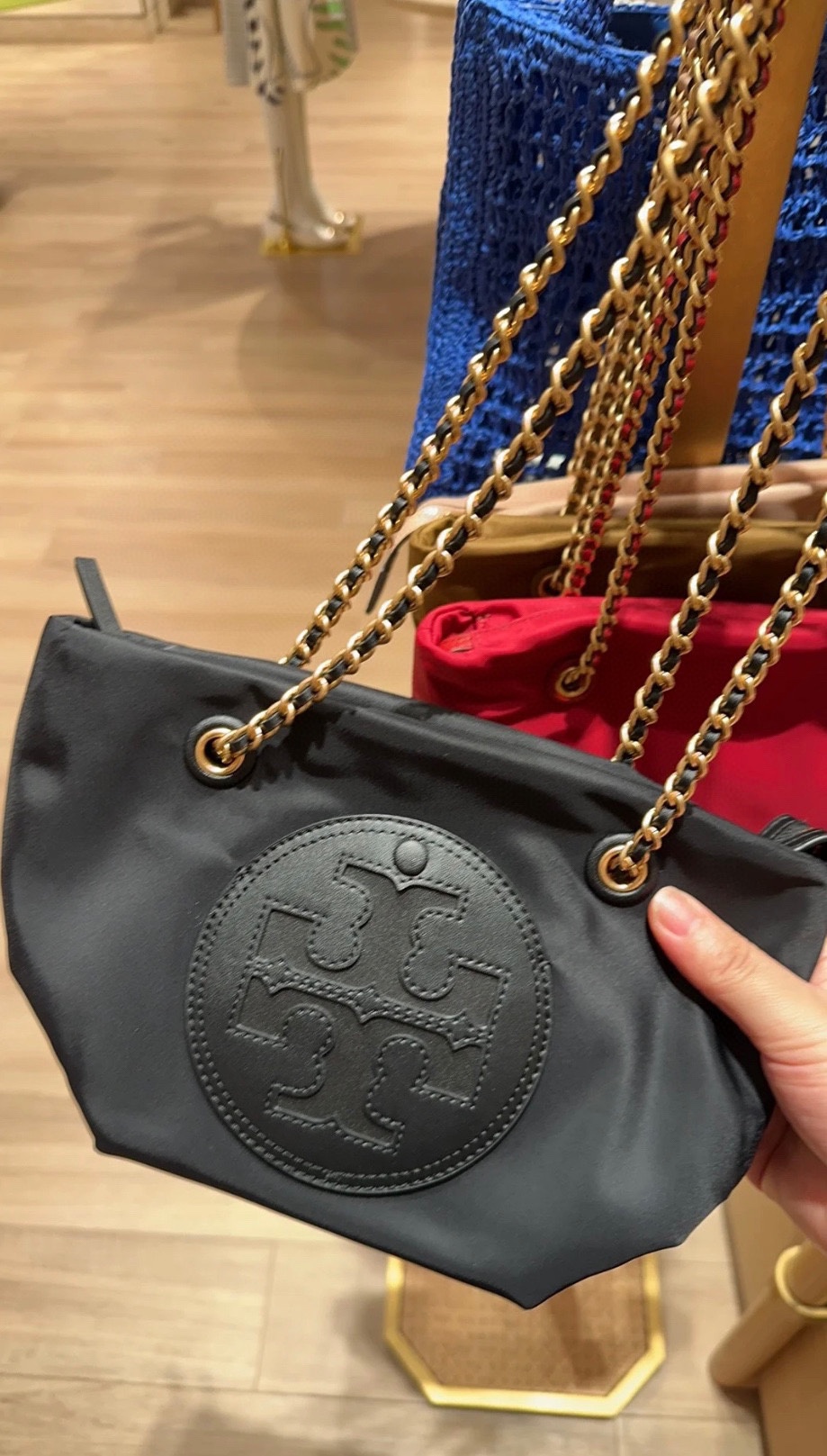 Compact and functional, this small tote bag effortlessly transitions - Comprehensive 7