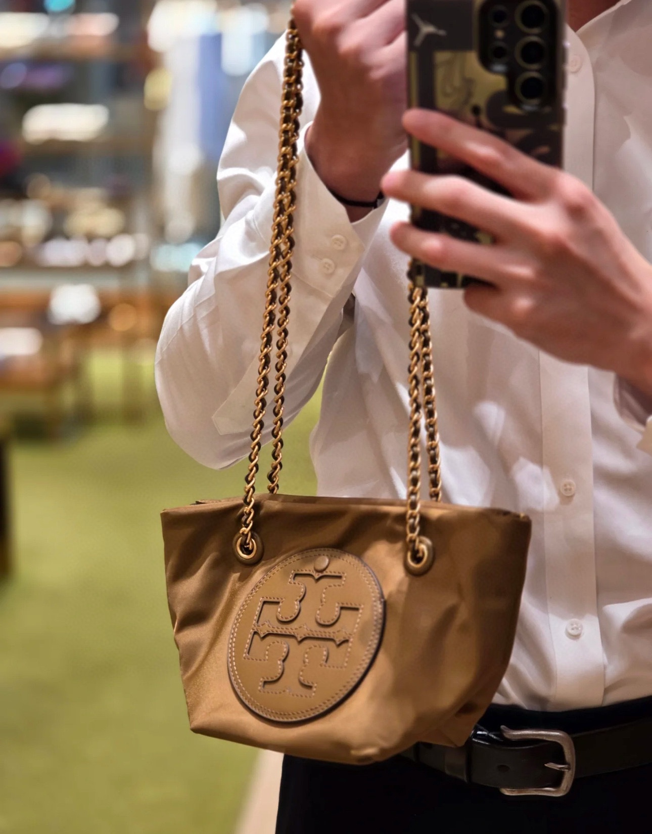 Compact and functional, this small tote bag effortlessly transitions - Comprehensive 3