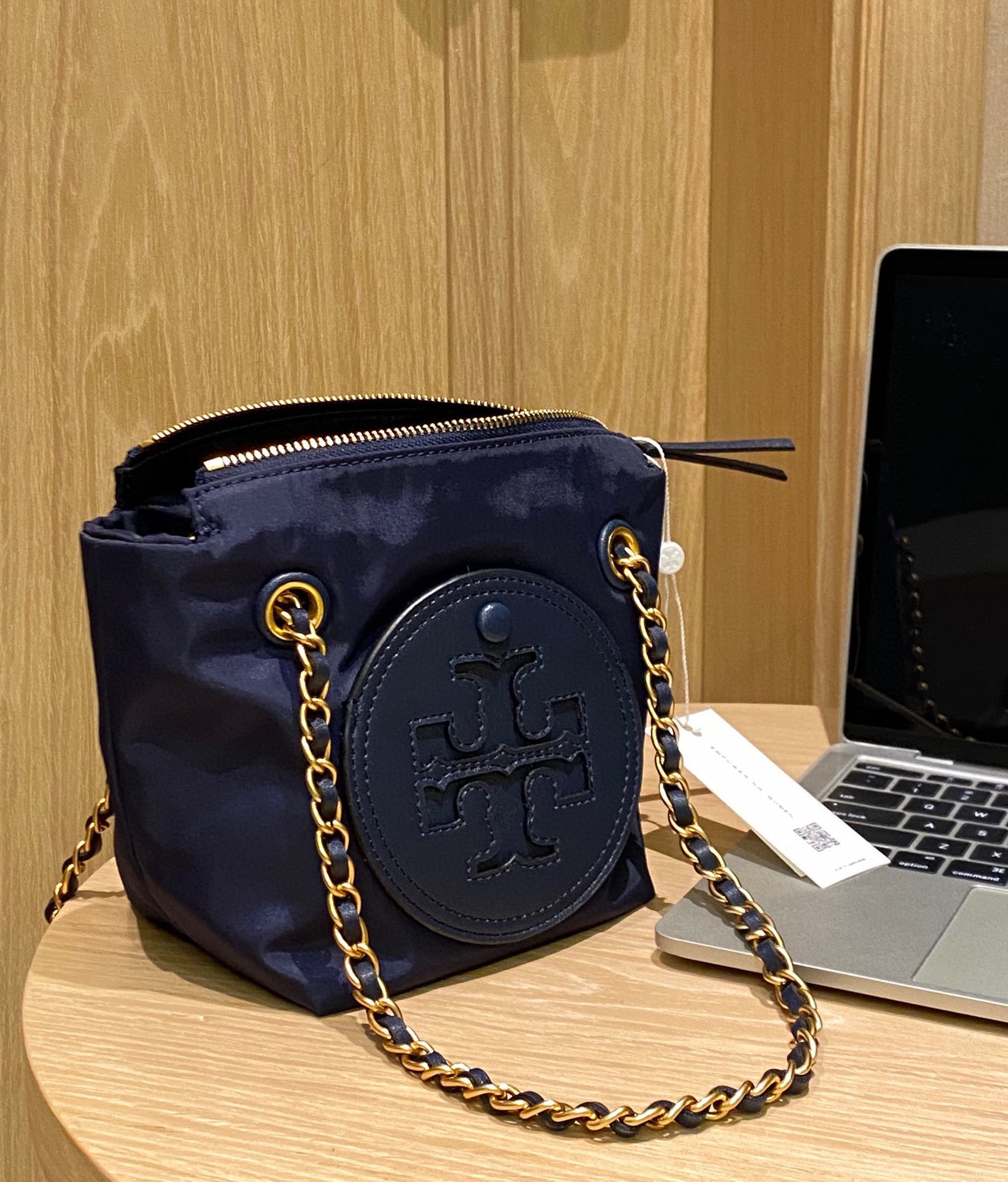 A spacious and practical tote designed for everyday versatility - Comprehensive 7