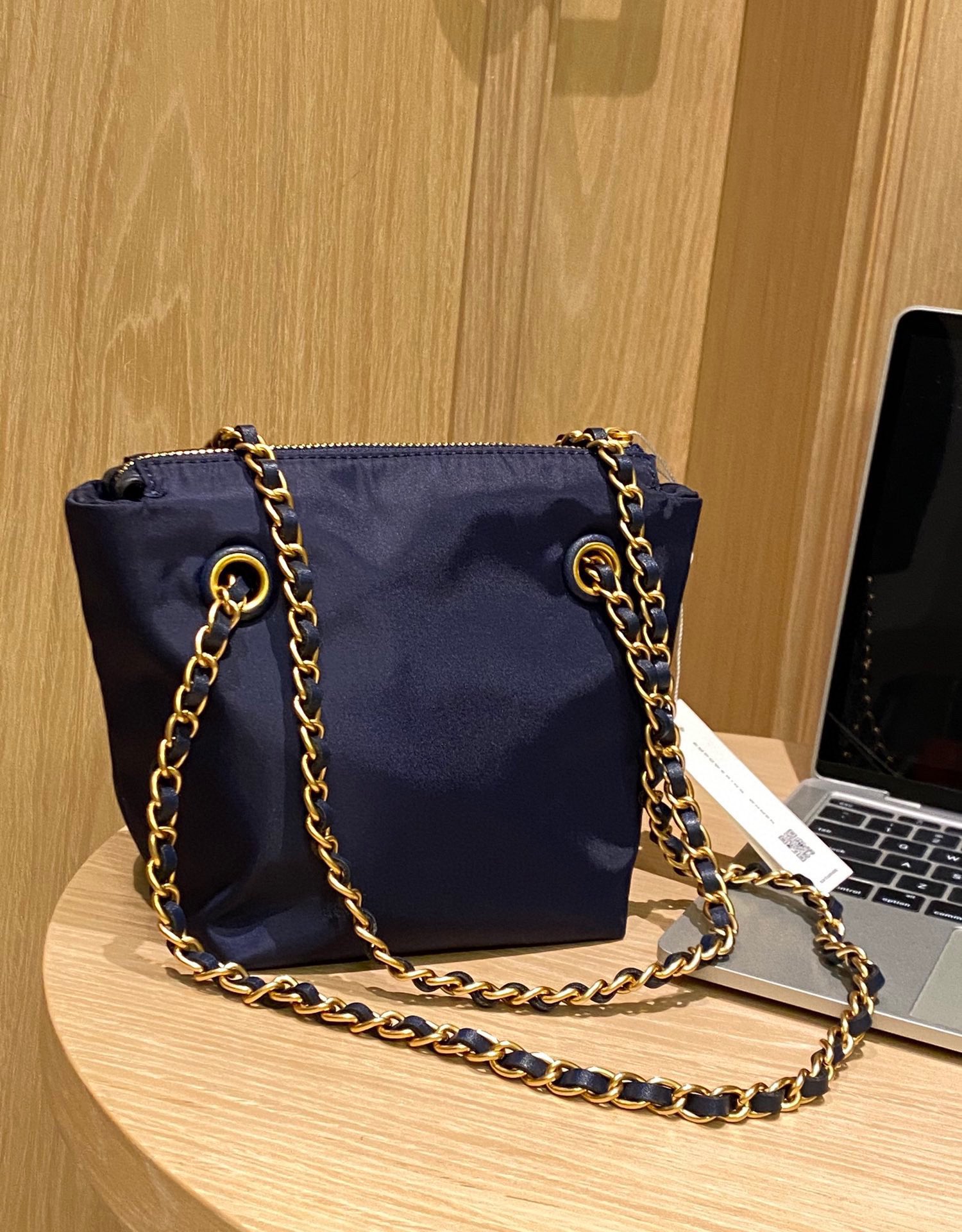 A spacious and practical tote designed for everyday versatility - Comprehensive 2