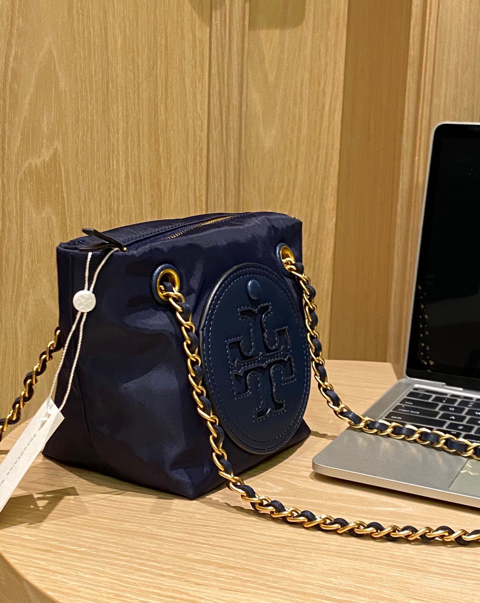 A spacious and practical tote designed for everyday versatility - Comprehensive 4