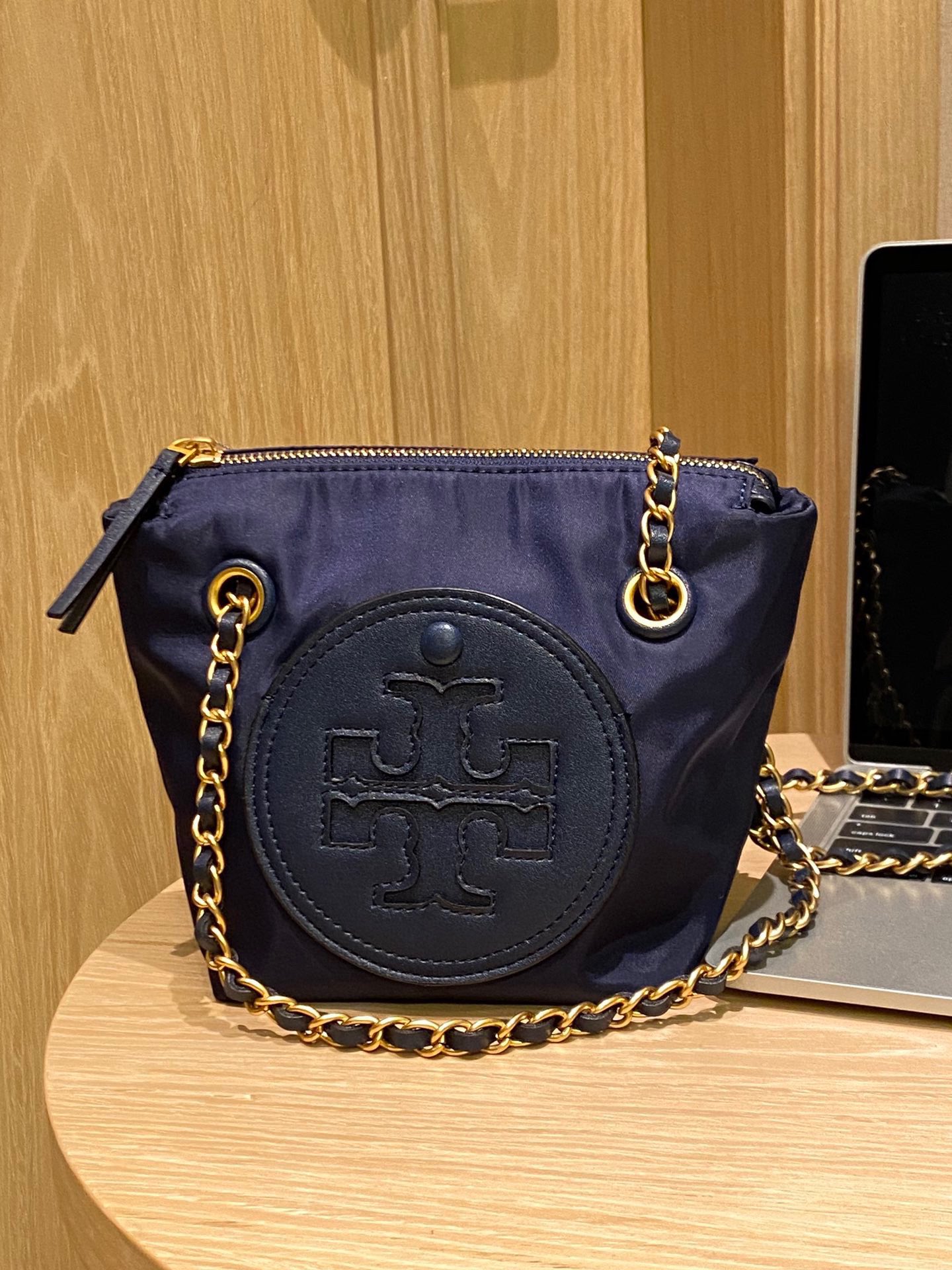 A spacious and practical tote designed for everyday versatility - Comprehensive 3