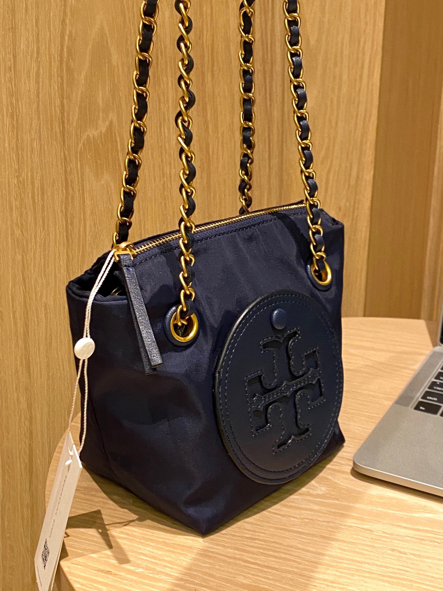 A spacious and practical tote designed for everyday versatility - Comprehensive 5