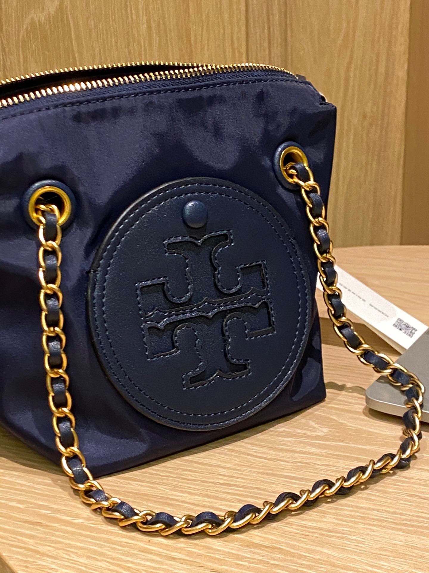 A spacious and practical tote designed for everyday versatility - Comprehensive 9