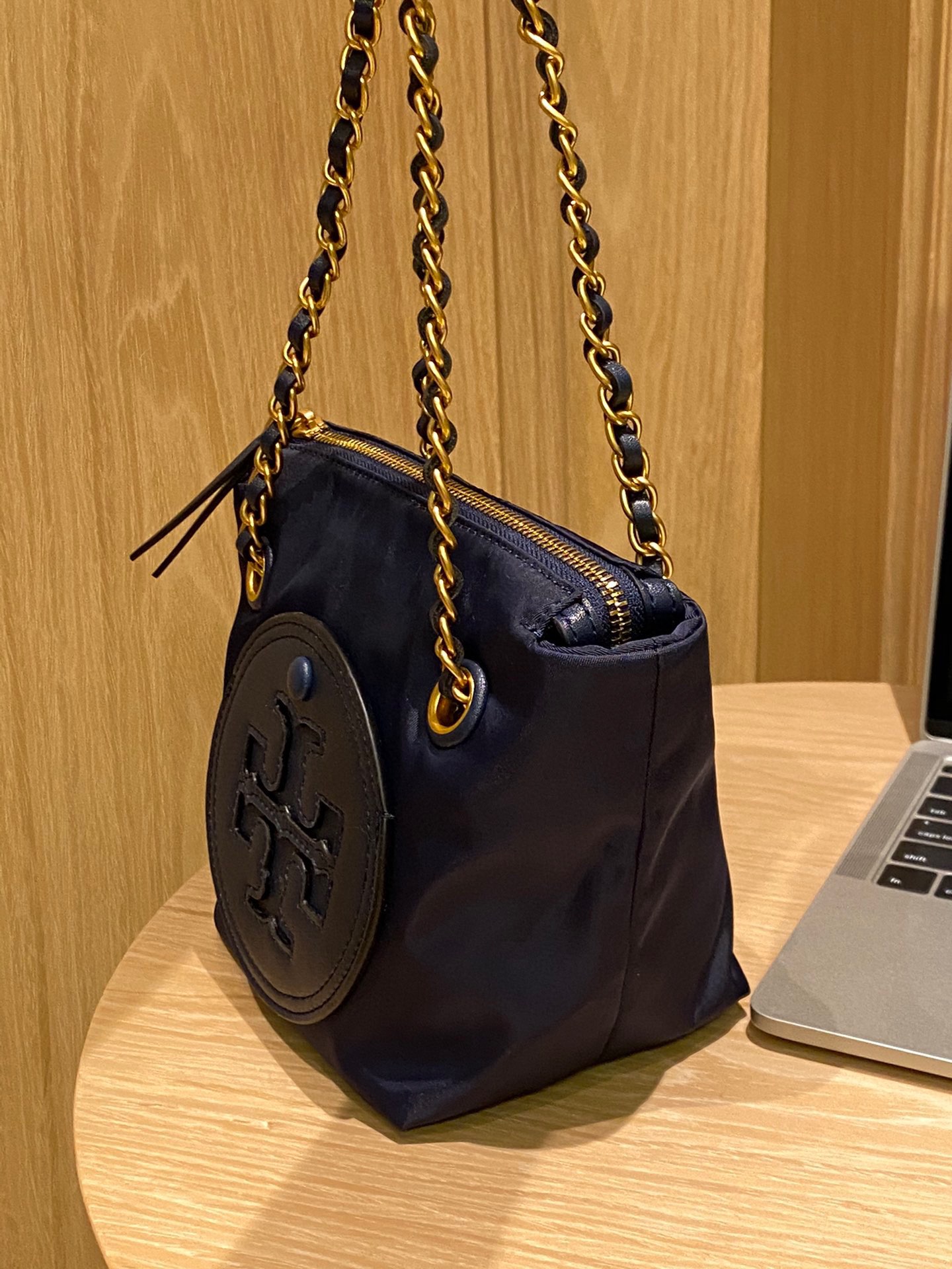 A spacious and practical tote designed for everyday versatility - Comprehensive 6