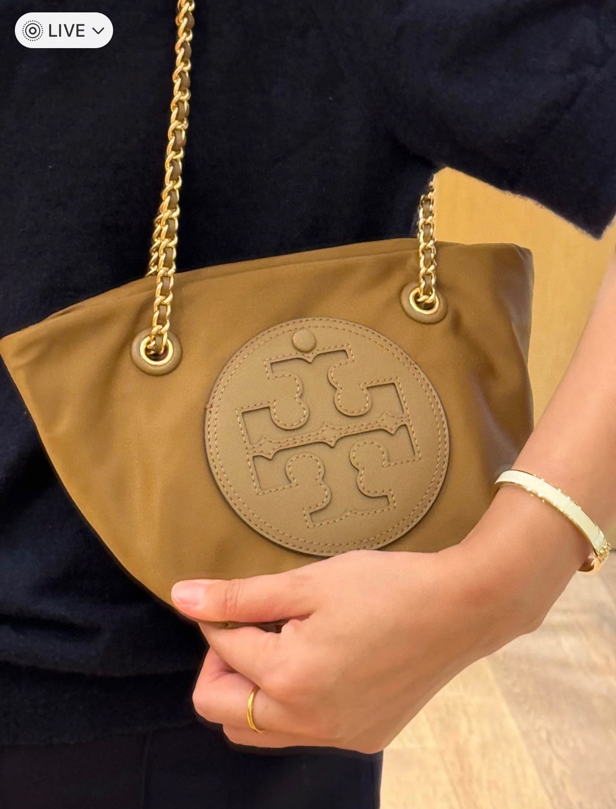 A contemporary shopping tote featuring a chain strap, designed for - Comprehensive 5