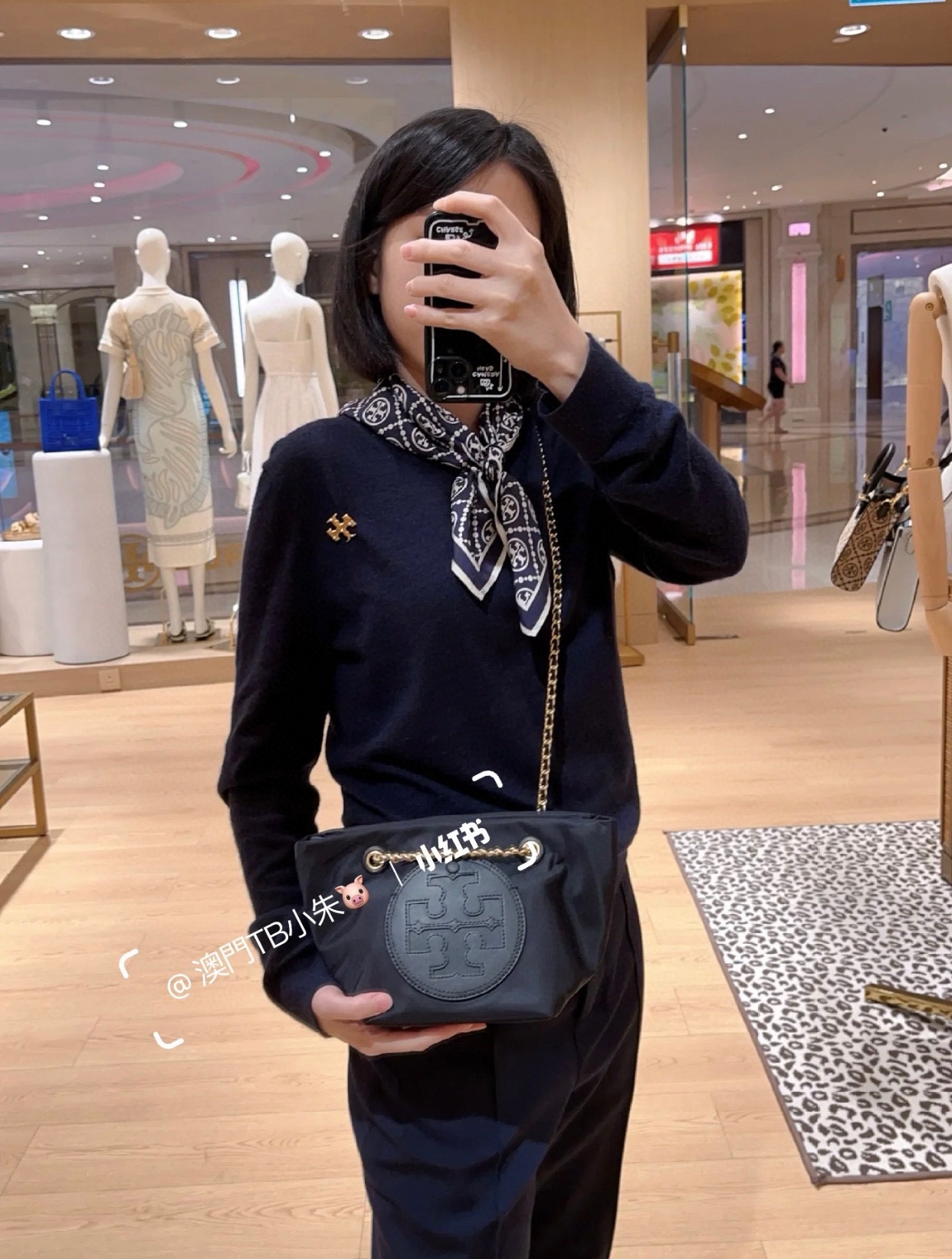 A contemporary shopping tote featuring a chain strap, designed for - Comprehensive 3