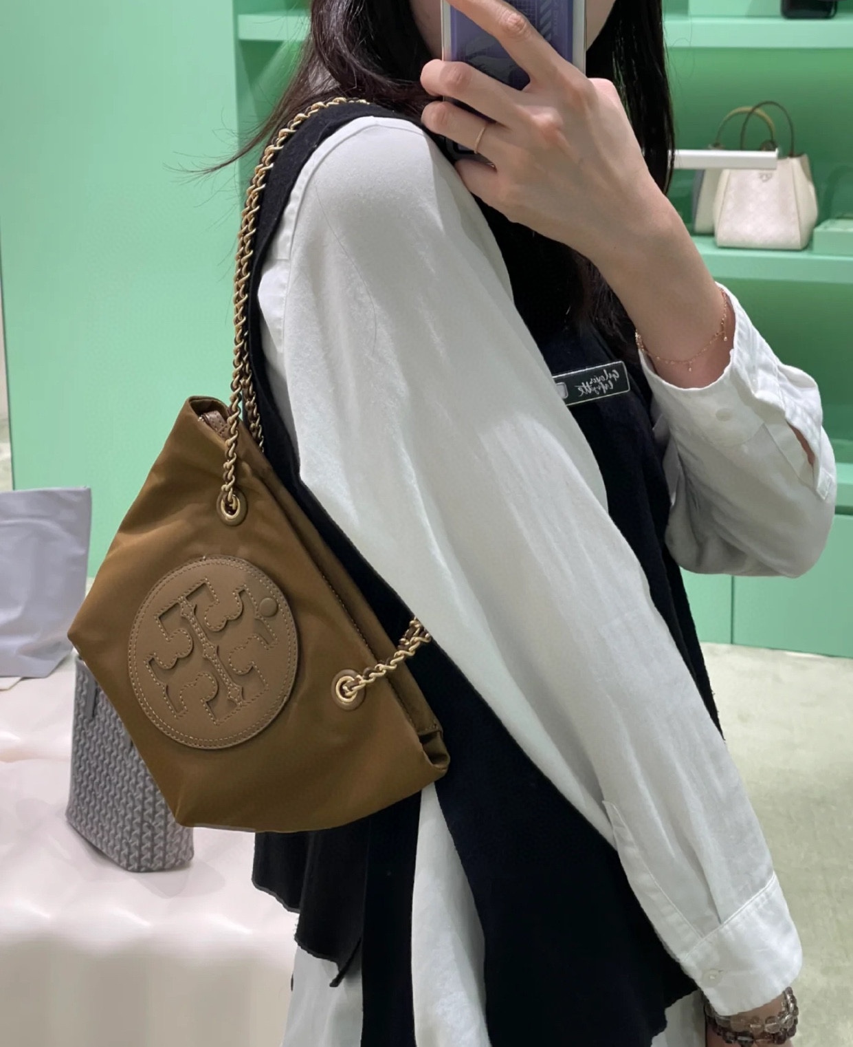 A contemporary shopping tote featuring a chain strap, designed for - Comprehensive 2