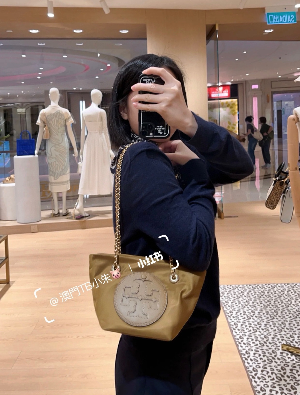 A contemporary shopping tote featuring a chain strap, designed for - Comprehensive 4