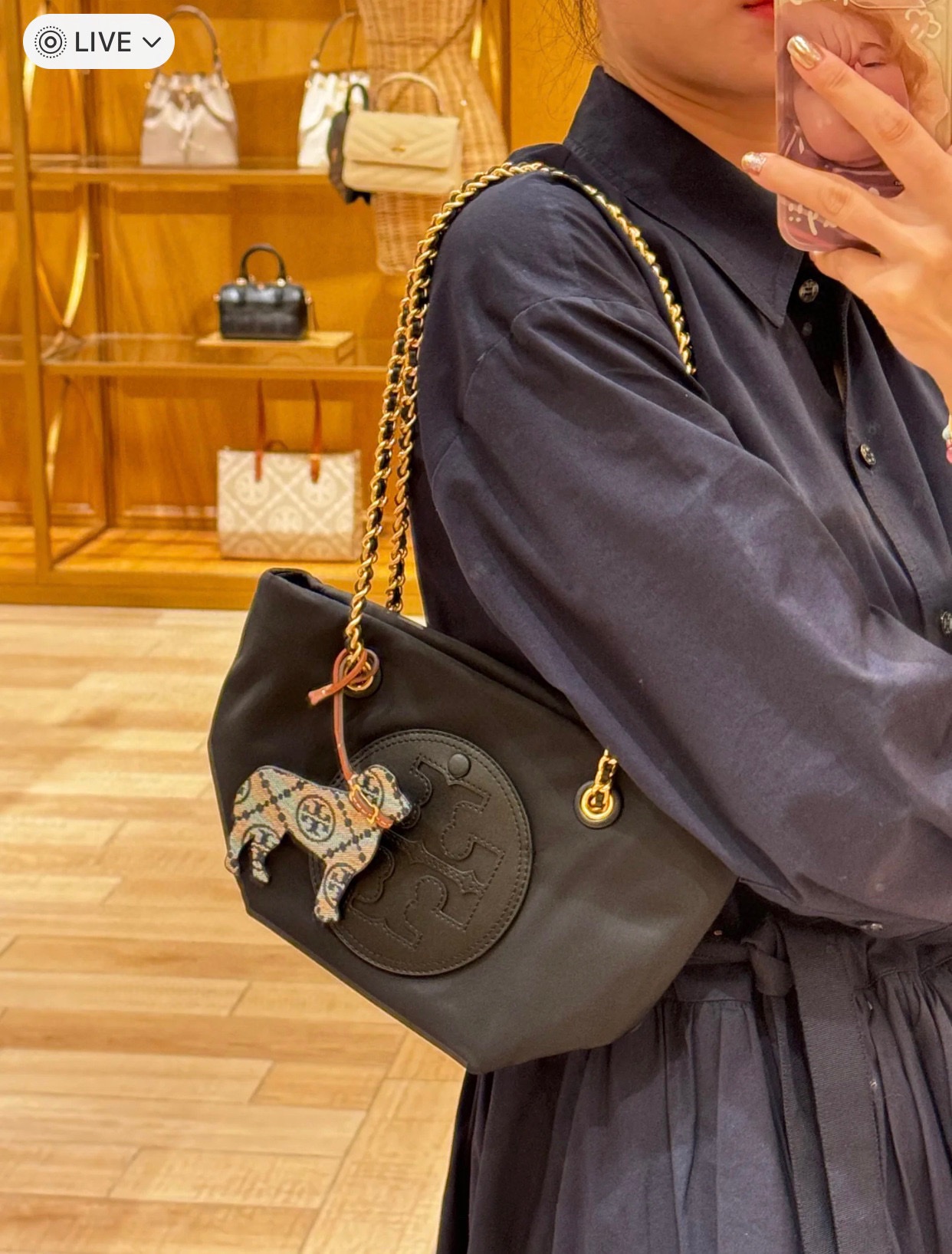 A contemporary shopping tote featuring a chain strap, designed for - Comprehensive 6