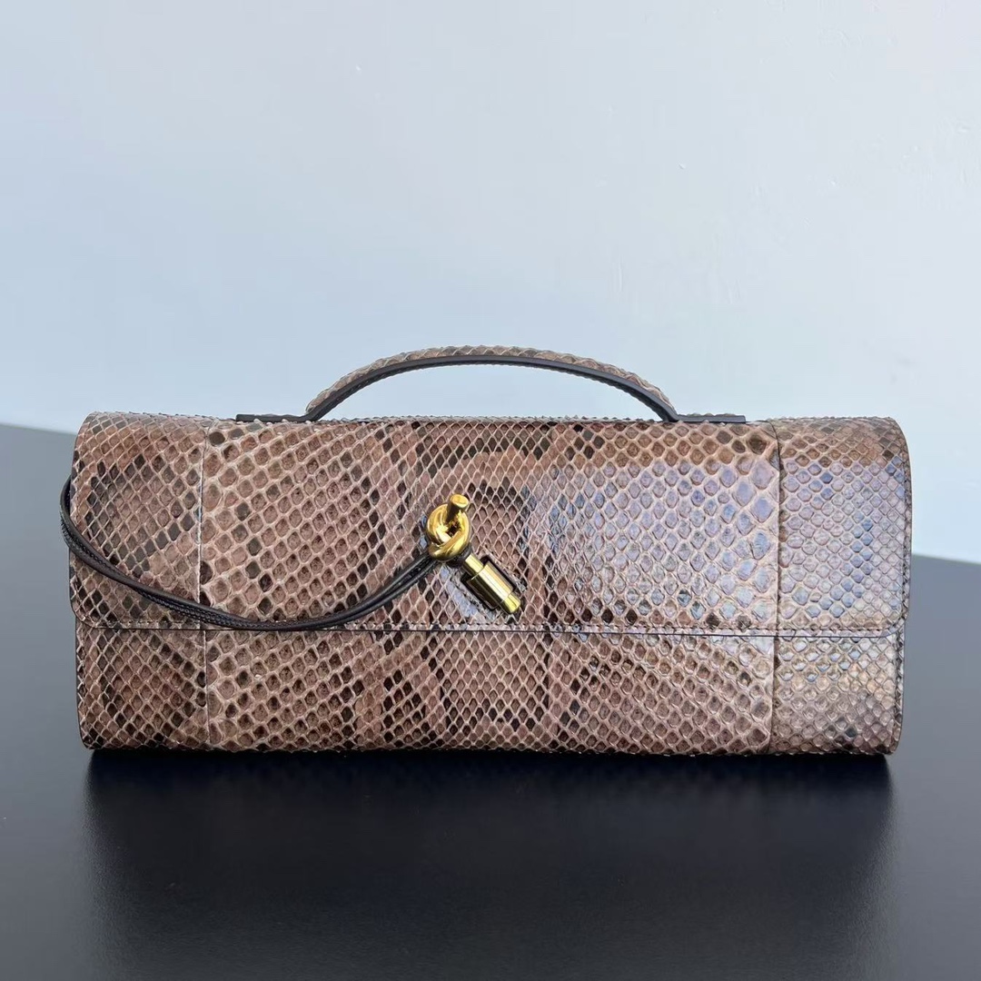 #BV Embrayage Embrayage en peau de serpent 🐍 794945. Le motif de serpent rend le sac instantanément unique, comme s’il racontait son histoire 🐍 Rare Material de peau de serpent et le design de boucle nouée en métal, avec un compartiment à fermeture éclair à l’intérieur, ce qui en fait un bon compagnon dans la vie, qu’il ait la main en main, il est toujours des yeux -Catriage et élégant sous l’aisselle, taille; 31x13x3